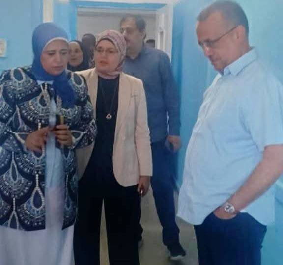 In preparation for their opening... the Dean of the Faculty of Medicine at Assiut University and Chairman of the Board of Directors of Assiut University Hospitals inspects a number of medical units at the main hospital.