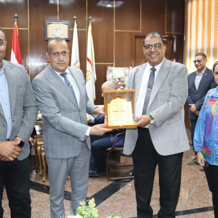 Presenting the graduation shield of the third batch of the professional diploma in therapeutic nutrition to Professor Dr. Alaa Attia, Dean of the Faculty of Medicine and Chairman of the Board of Directors of University Hospitals.