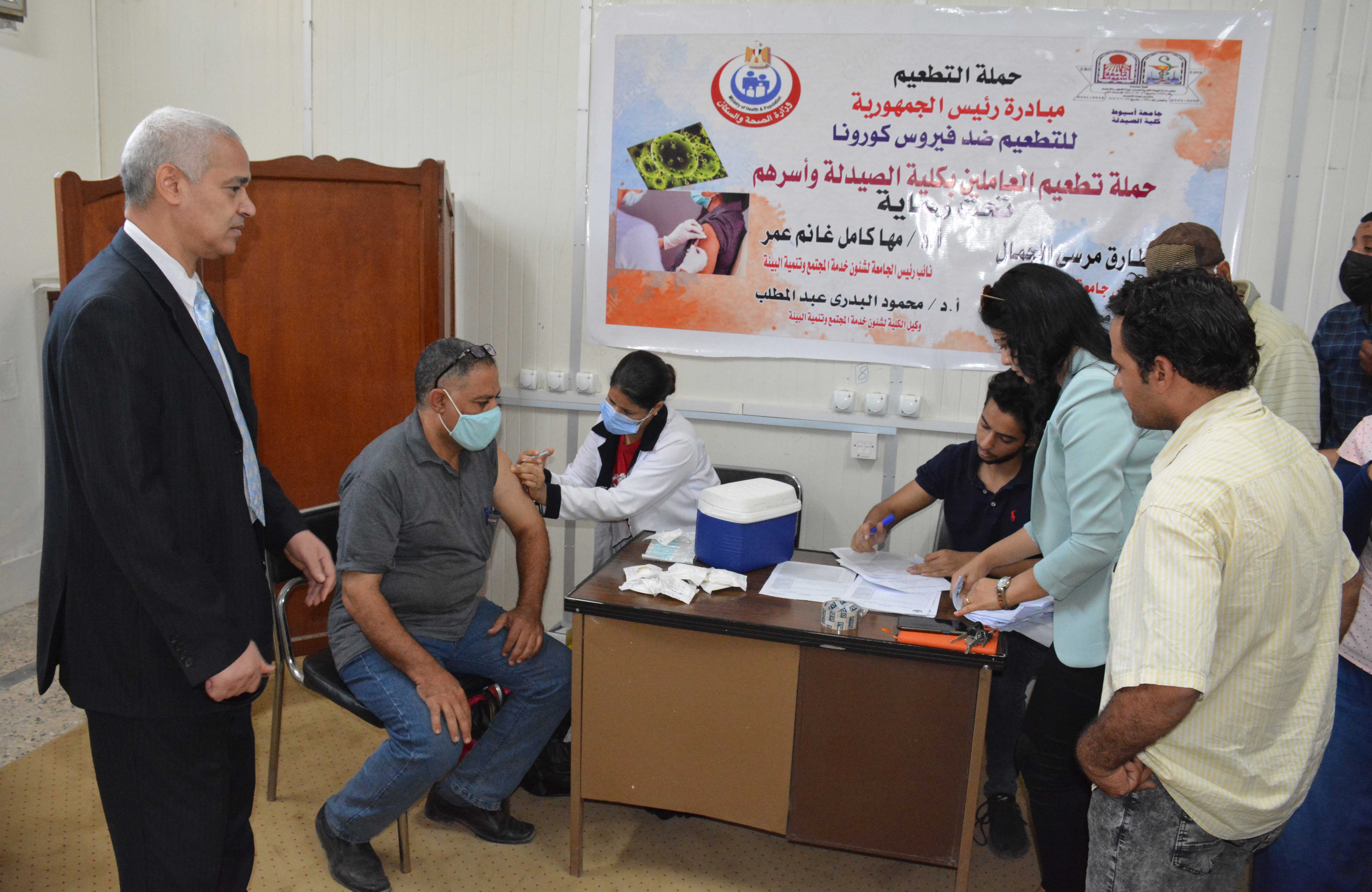 كلية الصيدلة تواصل استقبال حملة التطعيم  ضد فيروس كورونا للمرة الثانية