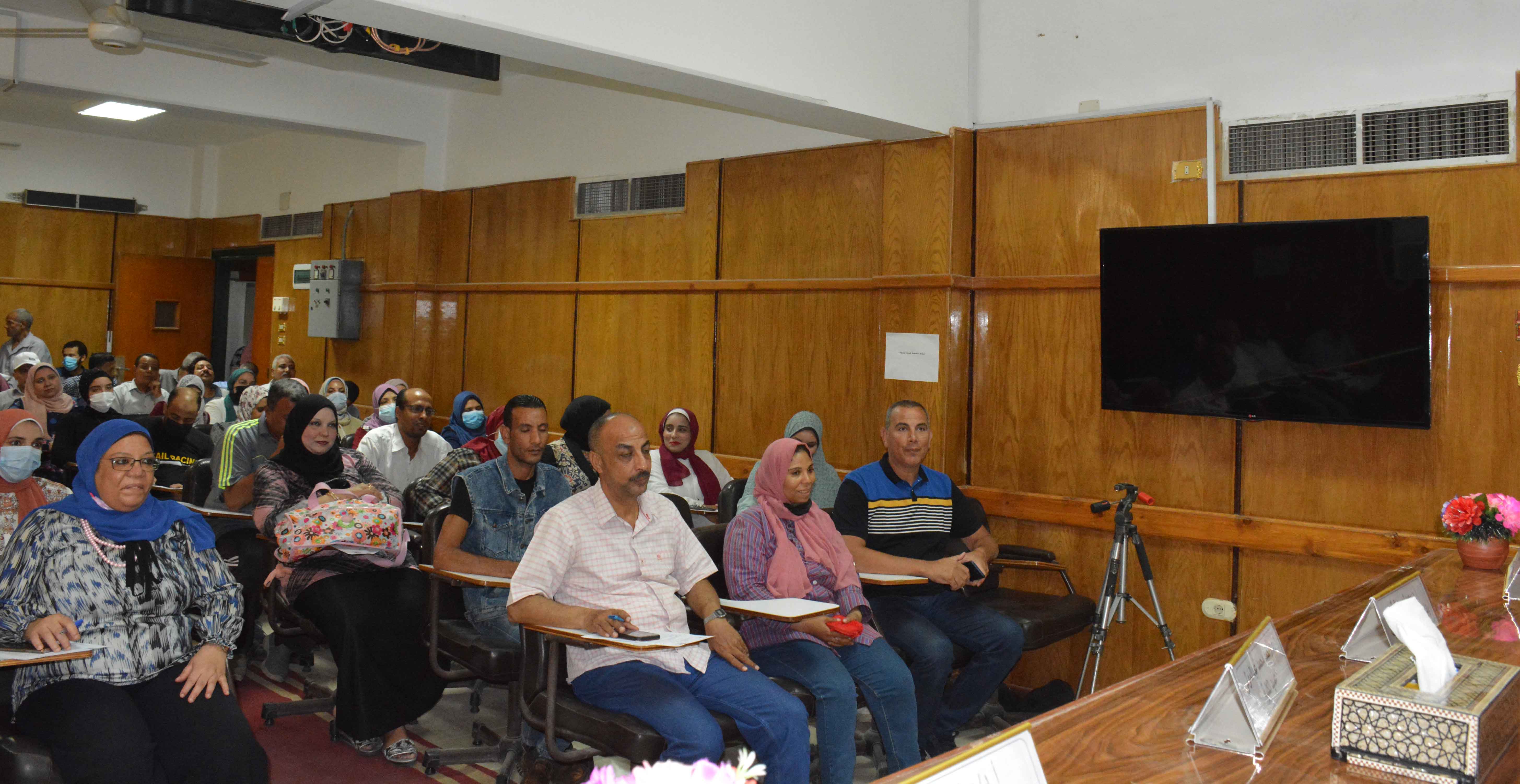 فى إطار أنشطة وحدة ضمان الجودة بالكلية تم تنظيم دورة تدريبية تحت عنوان ( فن التعامل والتواصل بين القيادات الأكاديمية والإدارية بالكلية ) حيث حاضر فى الدورة السيد الأستاذ الدكتور / أحمد محمد عبد المولى – عميد الكلية بحضور السيد الاستاذ الدكتور / محمود البدرى عبد المطلب – وكيل الكلية لشئون خدمة المجتمع وتنمية البيئة والسيدة الأستاذ الدكتورة / جيهان نبيل فتيح – وكيل الكلية لشئون الدراسات العليا والبحوث والسيد الأستاذ الدكتور / حسن رفعت حسن – رئيس قسم الكيمياء التحليلية الصيدلية ومدير وحدة ضمان الجودة والسيد الأستاذ الدكتور /  هشام محمد توفيق – رئيس قسم الصيدلة الصناعية والسيد / مصطفى أحمد كمالى – أمين الكلية والسادة مديرى الإدارات والسادة اعضاء هيئة التدريس ومعاونيهم والعاملين بالكلية  تم ذلك يوم الإثنين الموافق 23/8/2021 م بقاعة الإحتفالات بالكلية