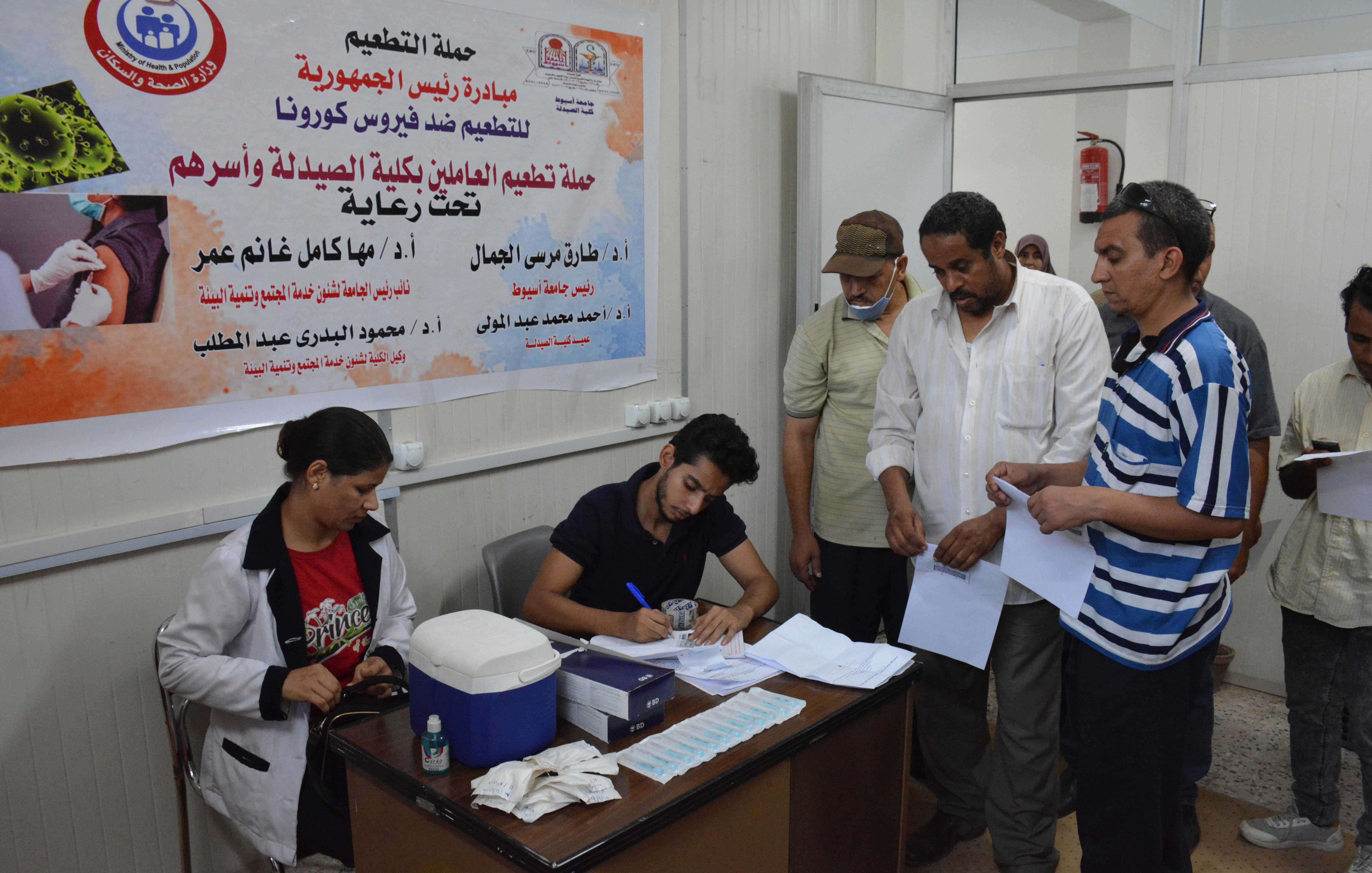 كلية الصيدلة تواصل استقبال حملة التطعيم  ضد فيروس كورونا للمرة الثانية