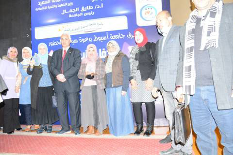 السيد  الأستاذ الدكتور/ أحمد محمد عبد المولى - عمــيد الكـــلية  يهنئ أسرة الكلية بمناسبة فوزها بجائزة جامعة أسيوط للجودة والتميز