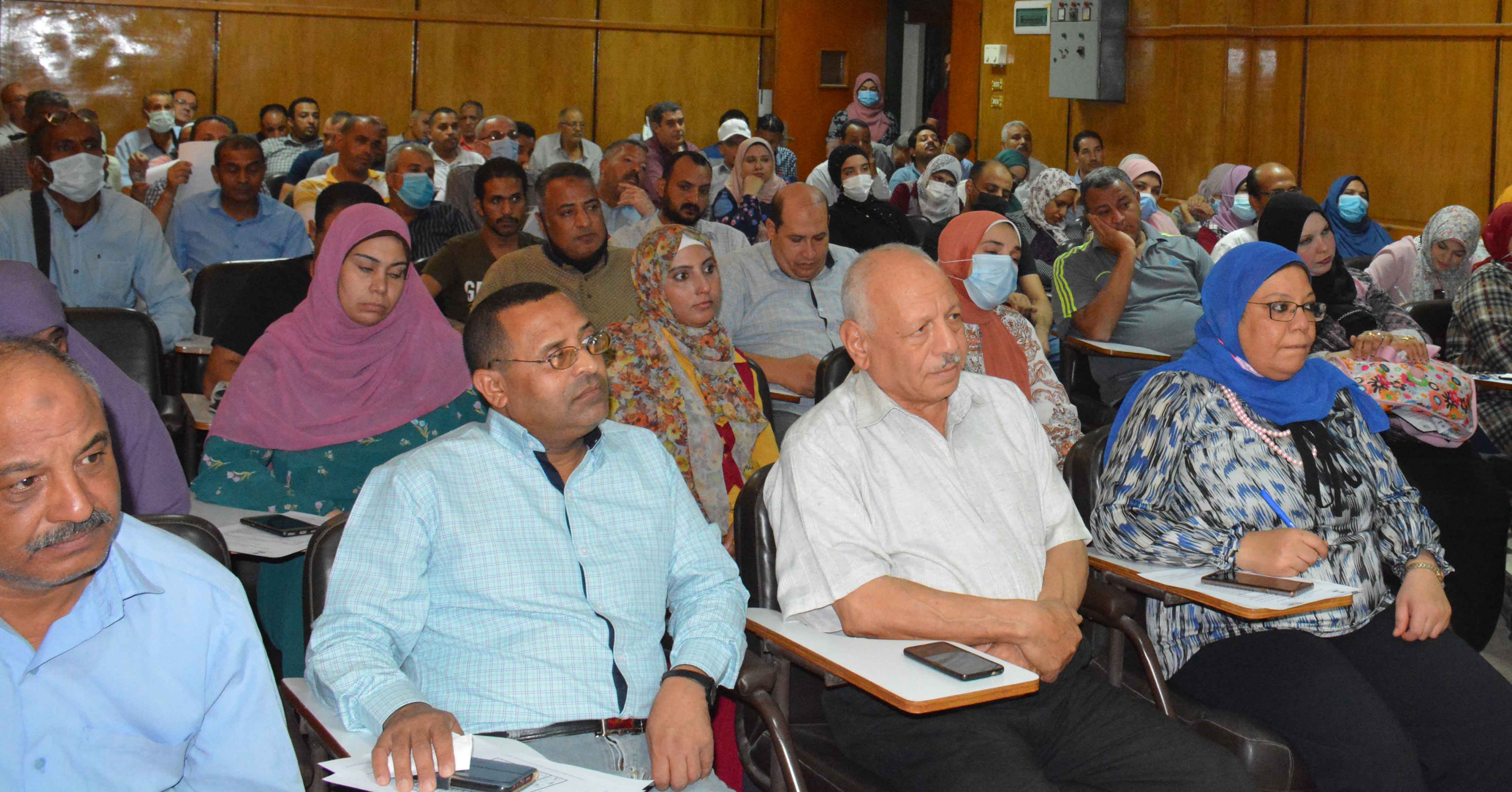 فى إطار أنشطة وحدة ضمان الجودة بالكلية تم تنظيم دورة تدريبية تحت عنوان ( فن التعامل والتواصل بين القيادات الأكاديمية والإدارية بالكلية ) حيث حاضر فى الدورة السيد الأستاذ الدكتور / أحمد محمد عبد المولى – عميد الكلية بحضور السيد الاستاذ الدكتور / محمود البدرى عبد المطلب – وكيل الكلية لشئون خدمة المجتمع وتنمية البيئة والسيدة الأستاذ الدكتورة / جيهان نبيل فتيح – وكيل الكلية لشئون الدراسات العليا والبحوث والسيد الأستاذ الدكتور / حسن رفعت حسن – رئيس قسم الكيمياء التحليلية الصيدلية ومدير وحدة ضمان الجودة والسيد الأستاذ الدكتور /  هشام محمد توفيق – رئيس قسم الصيدلة الصناعية والسيد / مصطفى أحمد كمالى – أمين الكلية والسادة مديرى الإدارات والسادة اعضاء هيئة التدريس ومعاونيهم والعاملين بالكلية  تم ذلك يوم الإثنين الموافق 23/8/2021 م بقاعة الإحتفالات بالكلية