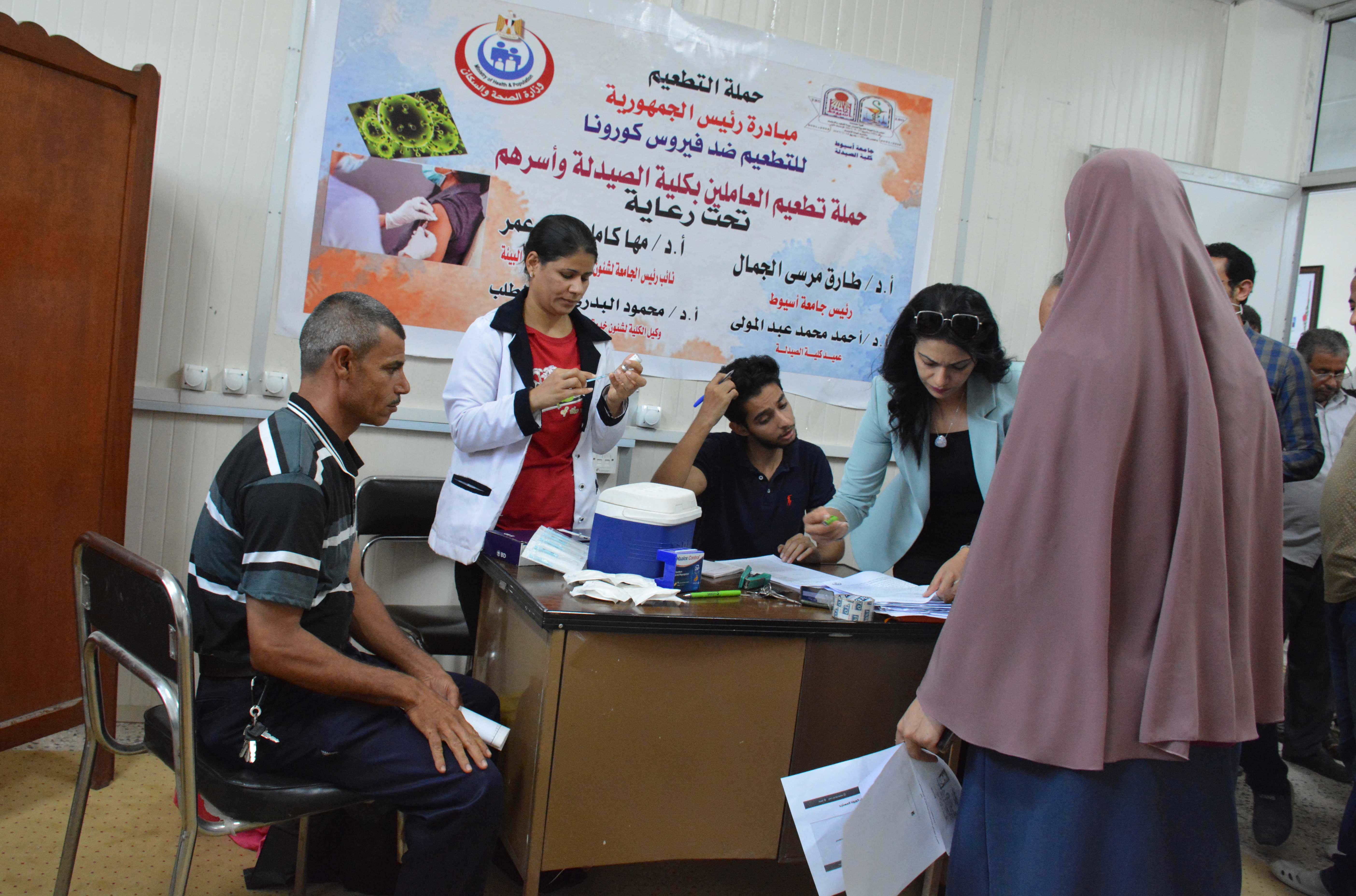 كلية الصيدلة تواصل استقبال حملة التطعيم  ضد فيروس كورونا للمرة الثانية