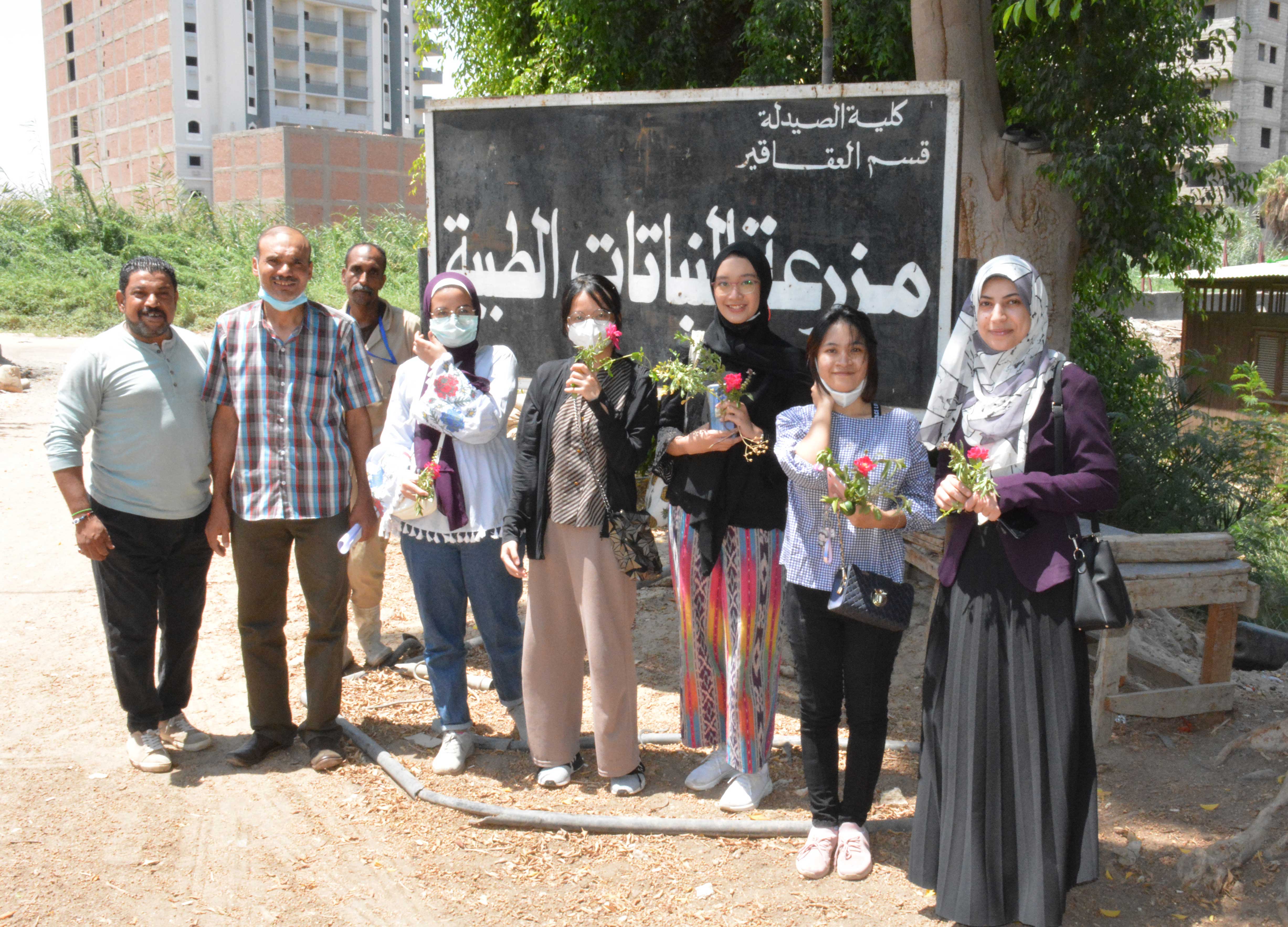 ختام تدريب طلاب كليات الصيدلة جامعات إندونسيا بالكلية فى إطار برنامج  التبادل الطلابى لطلاب الجمعية العلمية صيدلة EPSF Assiut  قام السيد الأستاذ الدكتور / أحمد محمد عبد المولى – عميد الكلية بإستقبال طلاب برنامج التبادل الطلابى لطلاب الجمعية العلمية صيدلة 