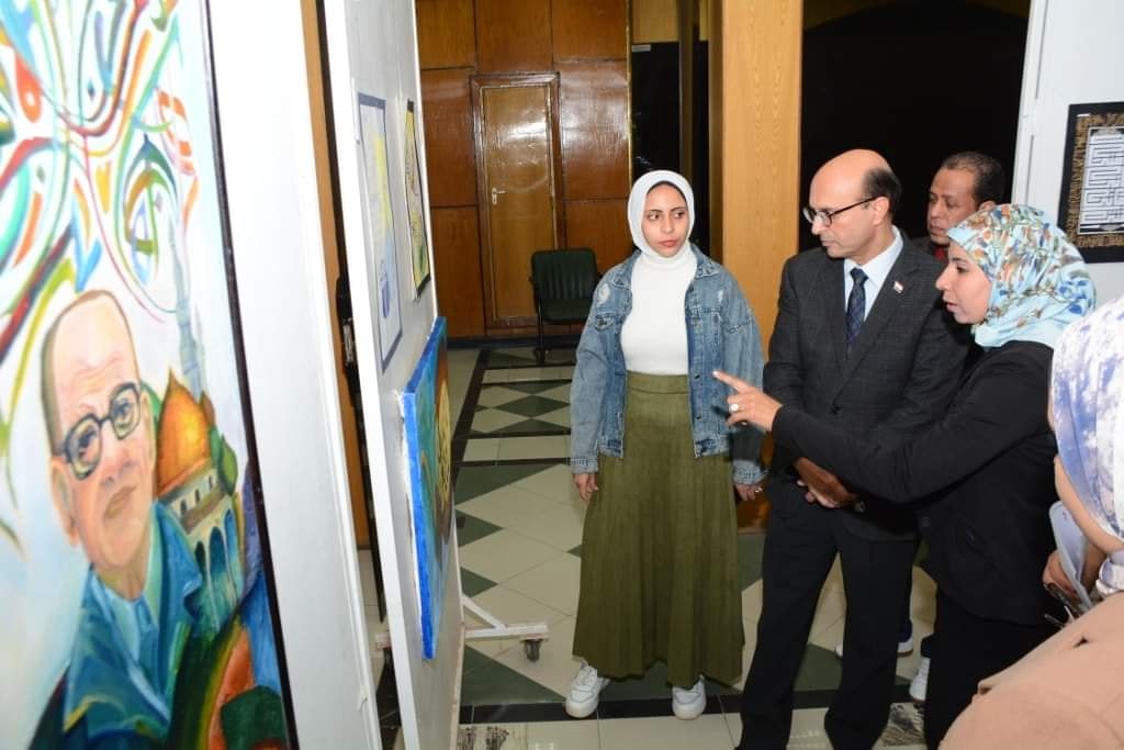 نائب رئيس الجامعة لشئون الدراسات العليا والبحوث والمشرف على كلية الفنون الجميلة يتفقد معرض الخط العربي لأعضاء هيئة تدريس و طلاب كلية الفنون الجميلة