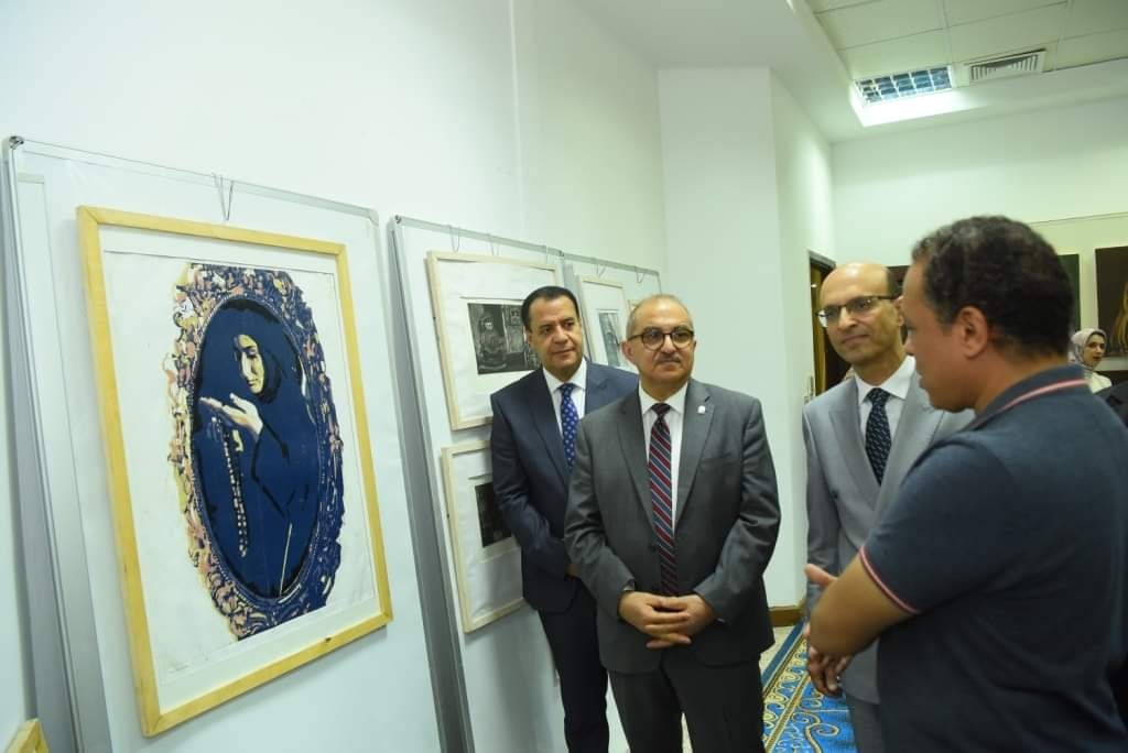 تحت رعاية الاستاذ الدكتور طارق الجمال رئيس الجامعة والأستاذ الدكتور أحمد المنشاوى نائب رئيس الجامعة لشئون الدراسات العليا والبحوث والمشرف على الكلية والأستاذ الدكتور شحاتة غريب نائب رئيس الجامعة لشئون التعليم والطلاب ، والأستاذ الدكتور مها غانم نائب رئيس الجامعة لشئون خدمة المجتمع وتنمية البيئة رئيس جامعة أسيوط يفتتح معرضاً فنياً لطلاب كلية الفنون الجميلة بالتعاون مع معهد تكنولوجيا المعلومات بأسيوط أكد الدكتور طارق الجمال رئيس جامعة أسيوط على حرص إدارة الجامعة على تشجيع ودعم المواهب الفنية داخل مختلف كليات الجامعة بصفة عامة والكليات الفنية بصفة خاصة وذلك بما يضمن إتاحة الفرصة الكاملة لتأهيل الطلاب وتدريبهم على النحو الذى يمكنهم من المنافسة القوية فى تخصصاتهم سواء داخل مصر أو خارجها . جاء ذلك خلال افتتاح سيادته لمعرضاً فنياً كلية الفنون الجميلة بالجامعة تحت إشراف الدكتورة سحر بطرس وكيل الكلية لشئون خدمة المجتمع و تنمية البيئة والدكتورة غادة النجار رئيس قسم الديكور والمقام بالتعاون مع معهد تكنولوجيا المعلومات بأسيوط ITI وذلك بحضور المهندس أيمن عياد مدير فرع ITIبأسيوط و الدكتور محمد عبد الحكيم و كيل الكلية لشئون التعليم و الطلاب و الدكتور محمد حلمي الحفناوى وكيل الكلية لشئون الدراسات العليا و البحوث والمشرف على قسم العمارة ، والدكتور محمد ثابت بدارى رئيس قسم التصوير وعميد الكلية السابق والدكتور محسن سليم رئيس قسم النحت والدكتور حسن عبدالعليم منسق قسم الجرافيك و الدكتورة أمل عبدالوارث مدير وحدة ضمان الجودة والدكتورة نجلاء بدوى مدرس بقسم التصوير ولفيف من السادة اعضاء هيئة التدريس ومعاونيهم ومجموعات من الطلاب المشاركين . وصرح الدكتور أحمد المنشاوى نائب رئيس الجامعة لشئون الدراسات العليا والبحوث والمشرف على الكلية أن المعرض تم إقامته بالتعاون مع معهد تكنولوجيا المعلومات ويضم أكثر من 60 لوحة فنية تتنوع بين فنون الطباعة والتصوير والتصميم إلى جانب 20 مجسم ورسم هندسى من طلاب قسم العمارة إلى جانب أجنحة من المعرض تضم معروضات فنية لبيت التلى والذى يُعد أحد فنون التراث المميز لمحافظة أسيوط وبعض السجاد والمفروشات والمشغولات اليدوية الذى ضمها المعرض مساهمةً من عدد من الجمعيات ومنظمات المجتمع المدنى بأسيوط مثل جمعية الفتاة العصرية للتنمية وجمعية السمبلة لتنمية المجتمع إلى جانب الطلاب الموهوبين بالمعهد