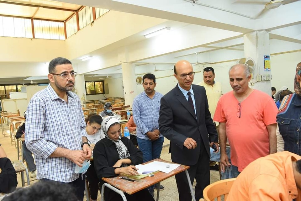 الأستاذ الدكتور أحمد المنشاوى القائم بعمل رئيس جامعة أسيوط والمشرف على كلية الفنون الجميلة يتفقد اعمال اختبارات القدرات بكلية الفنون الجميلة