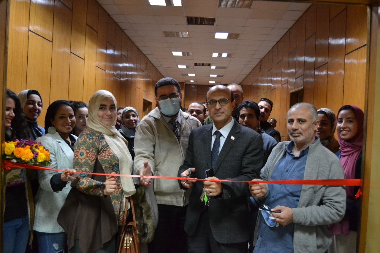 نائب رئيس الجامعة لشئون الدراسات العليا والبحوث والمشرف على كلية الفنون الجميلة يتفقد معرض الخط العربي لأعضاء هيئة تدريس و طلاب كلية الفنون الجميلة
