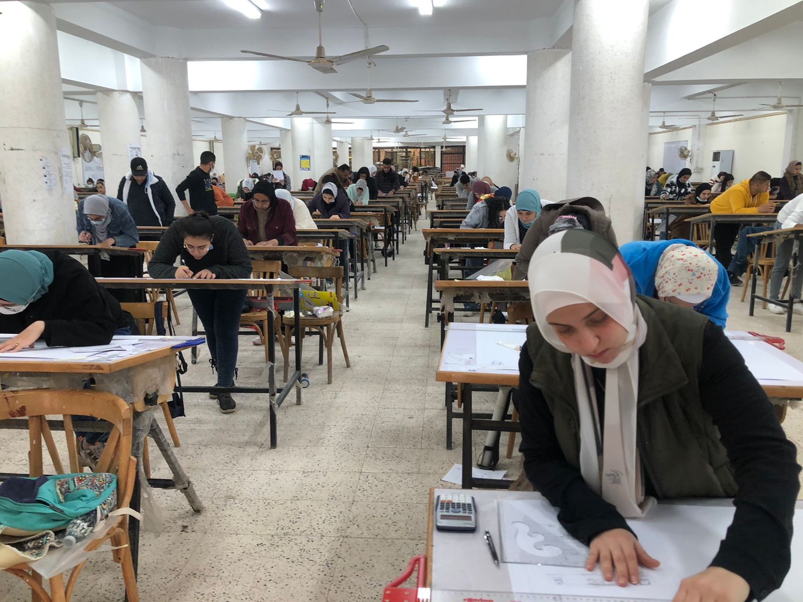 متابعة امتحانات الفصل الدراسي الأول للعام الجامعى ٢٠٢٢/٢٠٢١ م اليوم الخامس للفرقة الأعدادي ديكور ، والفرقة الاولي تصوير وجرافيك ونحت