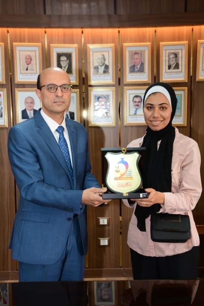 جامعة جنوب الوادى تكرم طلاب كلية الفنون الجميلة جامعة اسيوط المشاركين فى سمبوزيوم النحت والخزف بكلية التربية النوعية جامعة جنوب الوادي