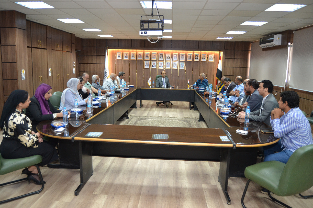 الأستاذ الدكتور أحمد المنشاوي نائب رئيس جامعة أسيوط لشئون الدراسات العليا والبحوث والمشرف على كلية الفنون الجميلة يستقبل أعضاء لجان تحكيم مشروع تخرج الدفعة الثانية لطلاب الفرقة الرابعة بقسم النحت و قسم الجرافيك بكلية الفنون الجميلة