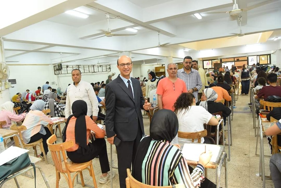 الأستاذ الدكتور أحمد المنشاوى القائم بعمل رئيس جامعة أسيوط والمشرف على كلية الفنون الجميلة يتفقد اعمال اختبارات القدرات بكلية الفنون الجميلة