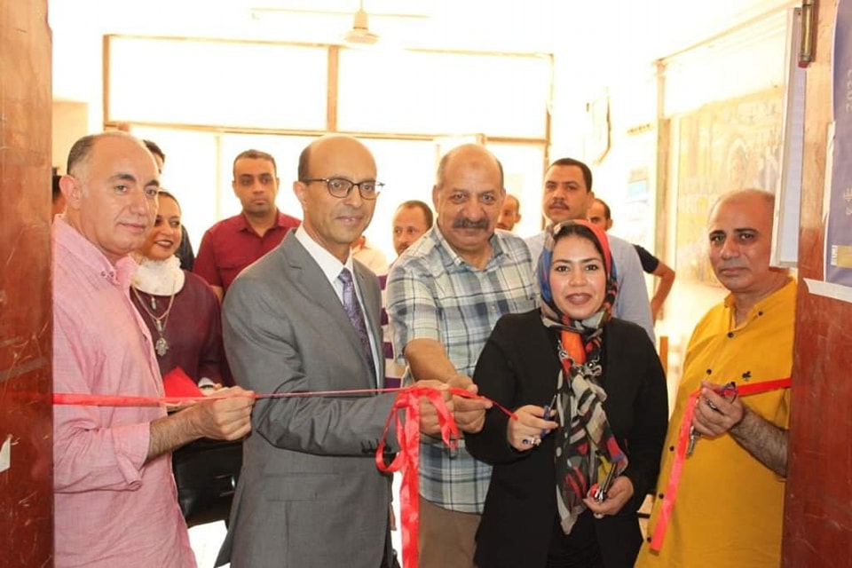 الأستاذ الدكتور أحمد المنشاوي نائب رئيس جامعة أسيوط لشئون الدراسات العليا والبحوث والمشرف على كلية الفنون الجميلة، يفتتح معرضاً فنياً بكلية الفنون الجميلة تحت عنوان "تجريد وواقع" للدكتورة ولاء أحمد عبد اللطيف مدرس التصوير بالكلية،