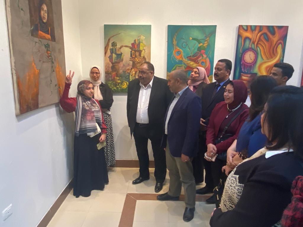 "تجربة إبداعية" معرضا لطلاب قسم التصوير الفرقة الثالثة والرابعة تحت اشراف د/ ولاء احمد عبد اللطيف المدرس بقسم التصوير الثلاثاء 21 مارس 2023م بقصر ثقافة أسيوط
