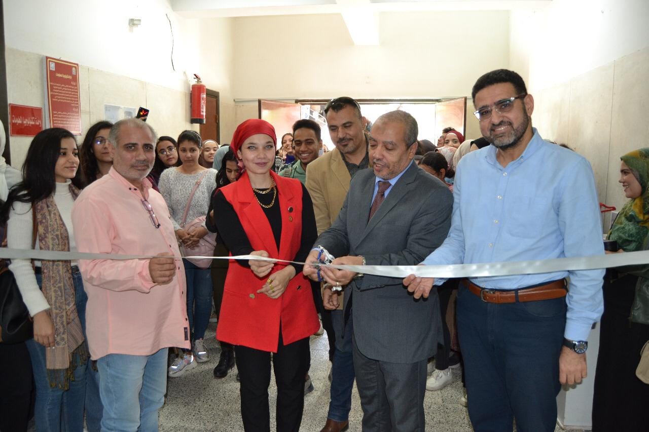  معرض الفنانه دكتور/ مى عماد سيد المدرس بقسم الجرافيك بكليه الفنون الجميله جامعه اسيوط تحت عنوان ( التباين اللونى لتطبيقات الهاتف ذو المرجعيات المختلفه ) 