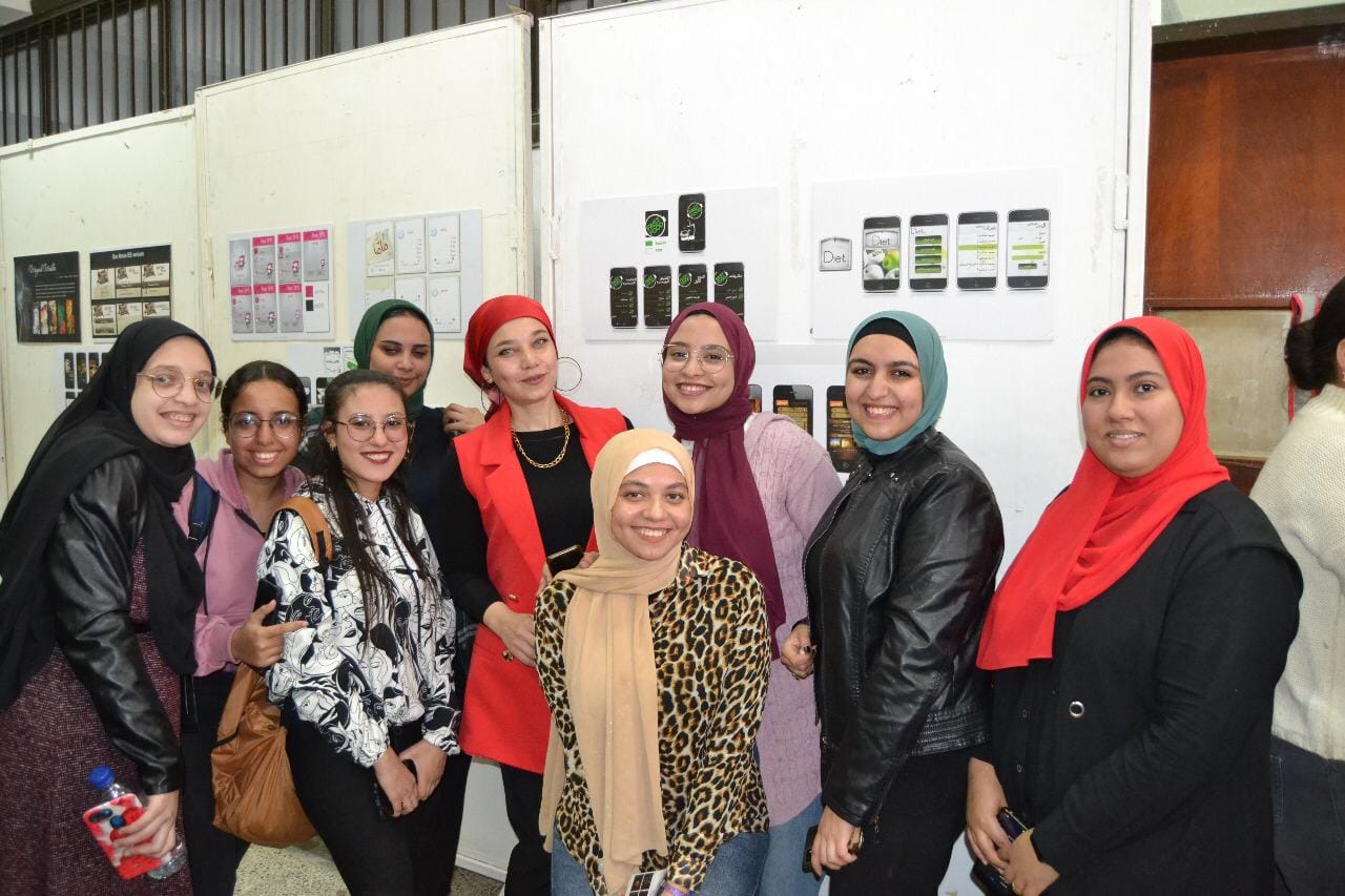 معرض الفنانه دكتور/ مى عماد سيد المدرس بقسم الجرافيك بكليه الفنون الجميله جامعه اسيوط تحت عنوان ( التباين اللونى لتطبيقات الهاتف ذو المرجعيات المختلفه )
