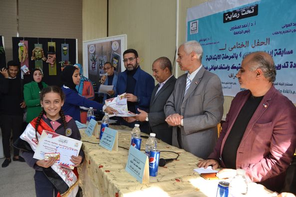 الدكتور أحمد عبد المولى نائب رئيس الجامعة لشئون التعليم والطلاب يفتتح المعرض الختامي لمسابقة "ابداع المدارس 4" لطلاب المرحلة الابتدائية بالتعاون مع مديرية التربية والتعليم ومعرض منتجات الورشة الفنية لطلاب قسم الديكور بعنوان إعادة تدوير منتجات البلاستيك واستخدامها في عمل الأقنعة وتوظيفها كقطعة ديكور، والذي ينظمه قطاعي شئون التعليم والطلاب وخدمة المجتمع وتنمية البيئة بالكلية