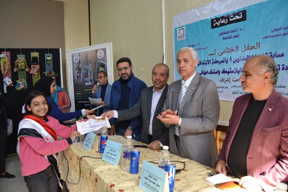 الدكتور أحمد عبد المولى نائب رئيس الجامعة لشئون التعليم والطلاب يفتتح المعرض الختامي لمسابقة "ابداع المدارس 4" لطلاب المرحلة الابتدائية بالتعاون مع مديرية التربية والتعليم ومعرض منتجات الورشة الفنية لطلاب قسم الديكور بعنوان إعادة تدوير منتجات البلاستيك واستخدامها في عمل الأقنعة وتوظيفها كقطعة ديكور، والذي ينظمه قطاعي شئون التعليم والطلاب وخدمة المجتمع وتنمية البيئة بالكلية
