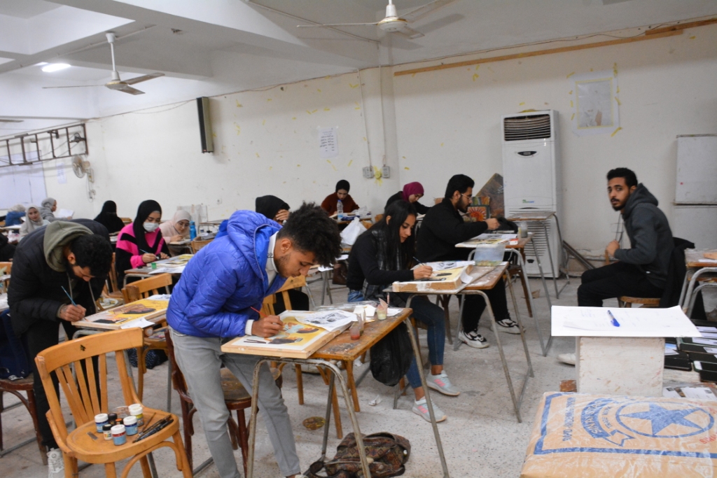 تحت رعاية الدكتورة مها غانم القائم بأعمال رئيس جامعة أسيوط تابع الدكتور أحمد عبد المولي القائم بعمل نائب رئيس الجامعة لشئون التعليم والطلاب أعمال سير الإمتحانات العملية بمختلف الكليات بالجامعة وكان في إستقباله رؤساء اللجان ولفيف من أعضاء هيئة التدريس والإداريين المشرفيين علي أعمال الإمتحانات . وخلال جولته أكد الدكتور أحمد عبد المولي علي حرص إدارة الجامعة علي الإطمئنان علي إنتظام أعمال الإمتحانات العملية وخلال الجولة تفقد سيادته لجنة 5 صالة ( 1 ) لكلية الهندسة لكلاً من الفرقة إعدادي قسم فنون , والفرقة الأولي والثانية قسم جرافيك و الفرقة الثالثة جرافيك قسم تصميم مطبوع , أعقب ذلك تفقد صالة إمتحانات كلية الفنون الجميلة , مؤكداً علي سعي إدارة الجامعة علي توفير كافة سبل الدعم والرعاية للطلاب الممتحنيين داخل اللجان بما يضمن لهم أداء الإمتحانات في أجواء ملائمة . أعقب ذلك توجه سيادته إلي قطاع المدن الجامعية وكان في إستقباله الأستاذ عرفة أبو العلا المدير العام لقطاع المدن الجامعية , والأستاذ عماد محمد سيد مدير المدينة , فضلاً عن السادة العاملين بمختلف الإدارات وذلك لمتابعة أعمال تطوير مباني الوحدات السكنية ( ب ) وقطاع (2) الخاص بالوفود ومتابعة البنية التحتية لتهيئة بيئة جامعية وتوفير مرافق وخدمات خاصة بالطلاب والوافدين وتجهيز المباني بكافة الإمكانات اللازمة . ثم توجه سيادته إلي مقر المطعم المركزي وذلك في إطار دور الجامعة في تحقيق منظومة صحية وإجتماعية متكاملة لرعاية أبنائها الطلاب و كان في إستقباله الأستاذة آمال جمال المدير العام للإدارة العامة لشئون التغذية , فضلاً عن السادة المسئولين وعدداً من العاملين بإدارة المطعم , مؤكداً أن الجولة إستهدفت متابعة سلامة المنظومة الغذائية المقدمة داخل المطعم المركزي ووصولها لأعلي مستوي من الجودة والنظافة لأبنائنا الطلاب .