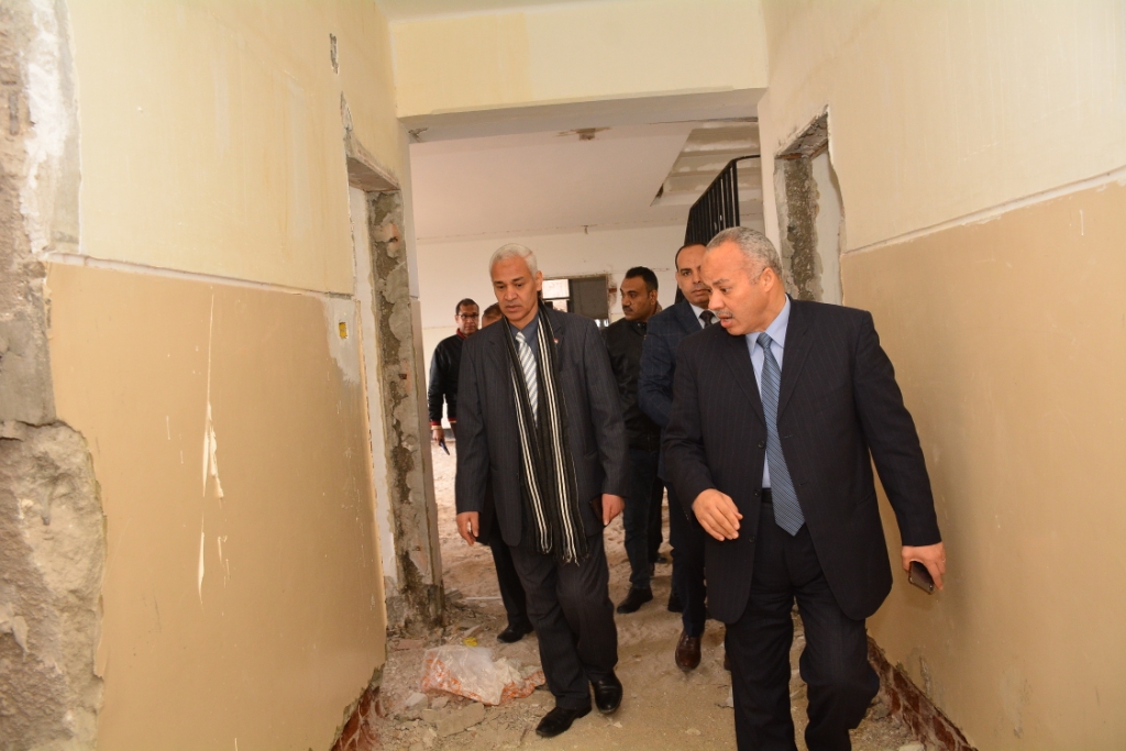 تحت رعاية الدكتورة مها غانم القائم بأعمال رئيس جامعة أسيوط تابع الدكتور أحمد عبد المولي القائم بعمل نائب رئيس الجامعة لشئون التعليم والطلاب أعمال سير الإمتحانات العملية بمختلف الكليات بالجامعة وكان في إستقباله رؤساء اللجان ولفيف من أعضاء هيئة التدريس والإداريين المشرفيين علي أعمال الإمتحانات . وخلال جولته أكد الدكتور أحمد عبد المولي علي حرص إدارة الجامعة علي الإطمئنان علي إنتظام أعمال الإمتحانات العملية وخلال الجولة تفقد سيادته لجنة 5 صالة ( 1 ) لكلية الهندسة لكلاً من الفرقة إعدادي قسم فنون , والفرقة الأولي والثانية قسم جرافيك و الفرقة الثالثة جرافيك قسم تصميم مطبوع , أعقب ذلك تفقد صالة إمتحانات كلية الفنون الجميلة , مؤكداً علي سعي إدارة الجامعة علي توفير كافة سبل الدعم والرعاية للطلاب الممتحنيين داخل اللجان بما يضمن لهم أداء الإمتحانات في أجواء ملائمة . أعقب ذلك توجه سيادته إلي قطاع المدن الجامعية وكان في إستقباله الأستاذ عرفة أبو العلا المدير العام لقطاع المدن الجامعية , والأستاذ عماد محمد سيد مدير المدينة , فضلاً عن السادة العاملين بمختلف الإدارات وذلك لمتابعة أعمال تطوير مباني الوحدات السكنية ( ب ) وقطاع (2) الخاص بالوفود ومتابعة البنية التحتية لتهيئة بيئة جامعية وتوفير مرافق وخدمات خاصة بالطلاب والوافدين وتجهيز المباني بكافة الإمكانات اللازمة . ثم توجه سيادته إلي مقر المطعم المركزي وذلك في إطار دور الجامعة في تحقيق منظومة صحية وإجتماعية متكاملة لرعاية أبنائها الطلاب و كان في إستقباله الأستاذة آمال جمال المدير العام للإدارة العامة لشئون التغذية , فضلاً عن السادة المسئولين وعدداً من العاملين بإدارة المطعم , مؤكداً أن الجولة إستهدفت متابعة سلامة المنظومة الغذائية المقدمة داخل المطعم المركزي ووصولها لأعلي مستوي من الجودة والنظافة لأبنائنا الطلاب .
