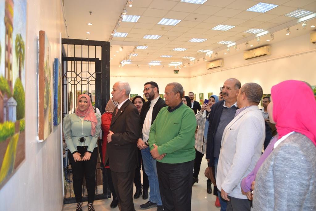 الدكتور / أحمد عبدالمولى نائب رئيس الجامعة لشئون التعليم والطلاب يفتتح المعرض الفنى " مناظر " لطلاب الفرقة الثالثة بقسم التصوير بكلية الفنون الجميلة بالتعاون مع قصر ثقافة أسيوط