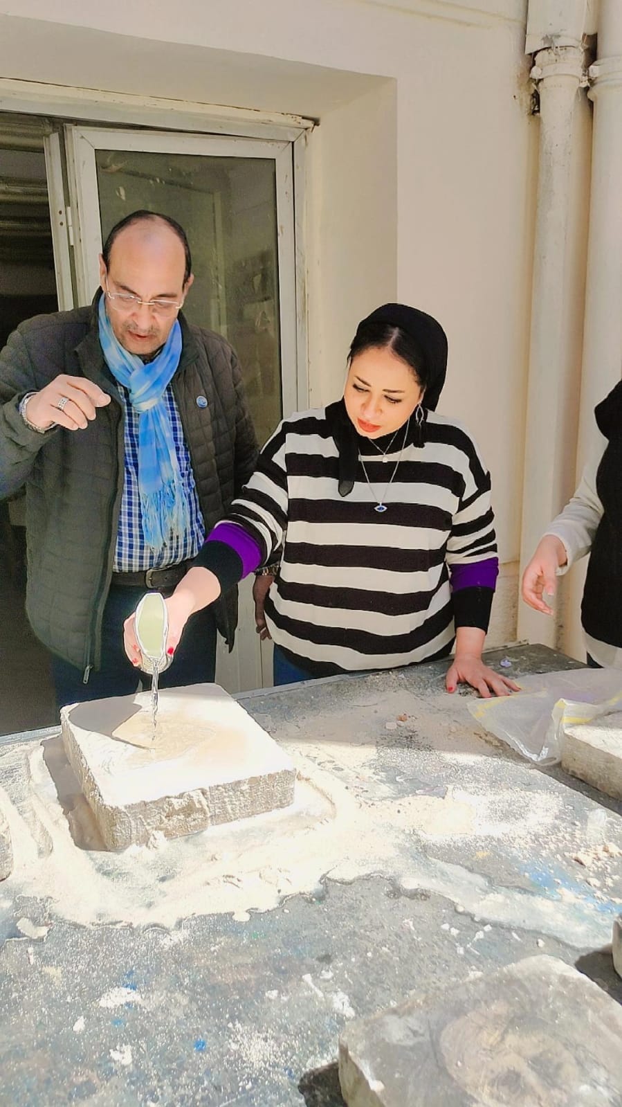 مشاركة الدكتورة نهي المفتي المدرس بقسم الجرافيك والدكتورة هبة فوزي مدرس بقسم الجرفيك وم. بوران يوسف معيد بقسم الجرافيك و م. هبة عرفات معيد بقسم الجرافيك فى الملتقي الثاني لفن الطباعة الليثوجراف بسمبوزيوم الطباعة المسطحة المقام بكلية الفنون الجميلة جامعة ا