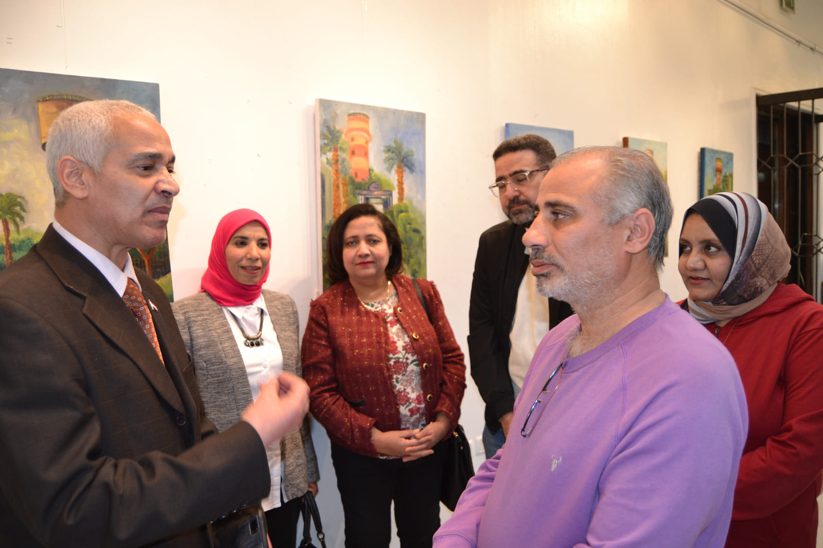 الدكتور / أحمد عبدالمولى نائب رئيس الجامعة لشئون التعليم والطلاب يفتتح المعرض الفنى " مناظر " لطلاب الفرقة الثالثة بقسم التصوير بكلية الفنون الجميلة بالتعاون مع قصر ثقافة أسيوط