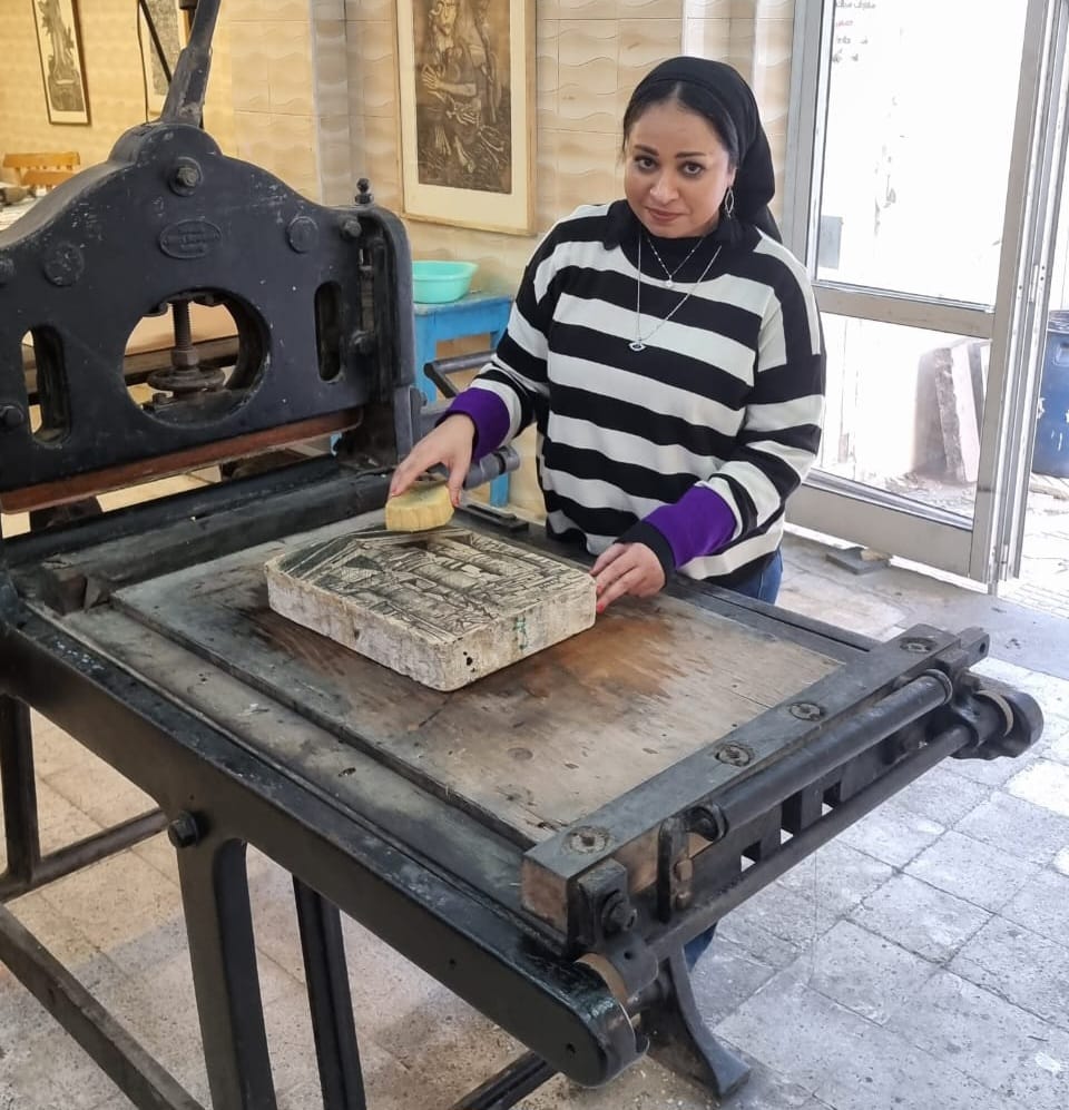 مشاركة الدكتورة نهي المفتي المدرس بقسم الجرافيك والدكتورة هبة فوزي مدرس بقسم الجرفيك وم. بوران يوسف معيد بقسم الجرافيك و م. هبة عرفات معيد بقسم الجرافيك فى الملتقي الثاني لفن الطباعة الليثوجراف بسمبوزيوم الطباعة المسطحة المقام بكلية الفنون الجميلة جامعة ا