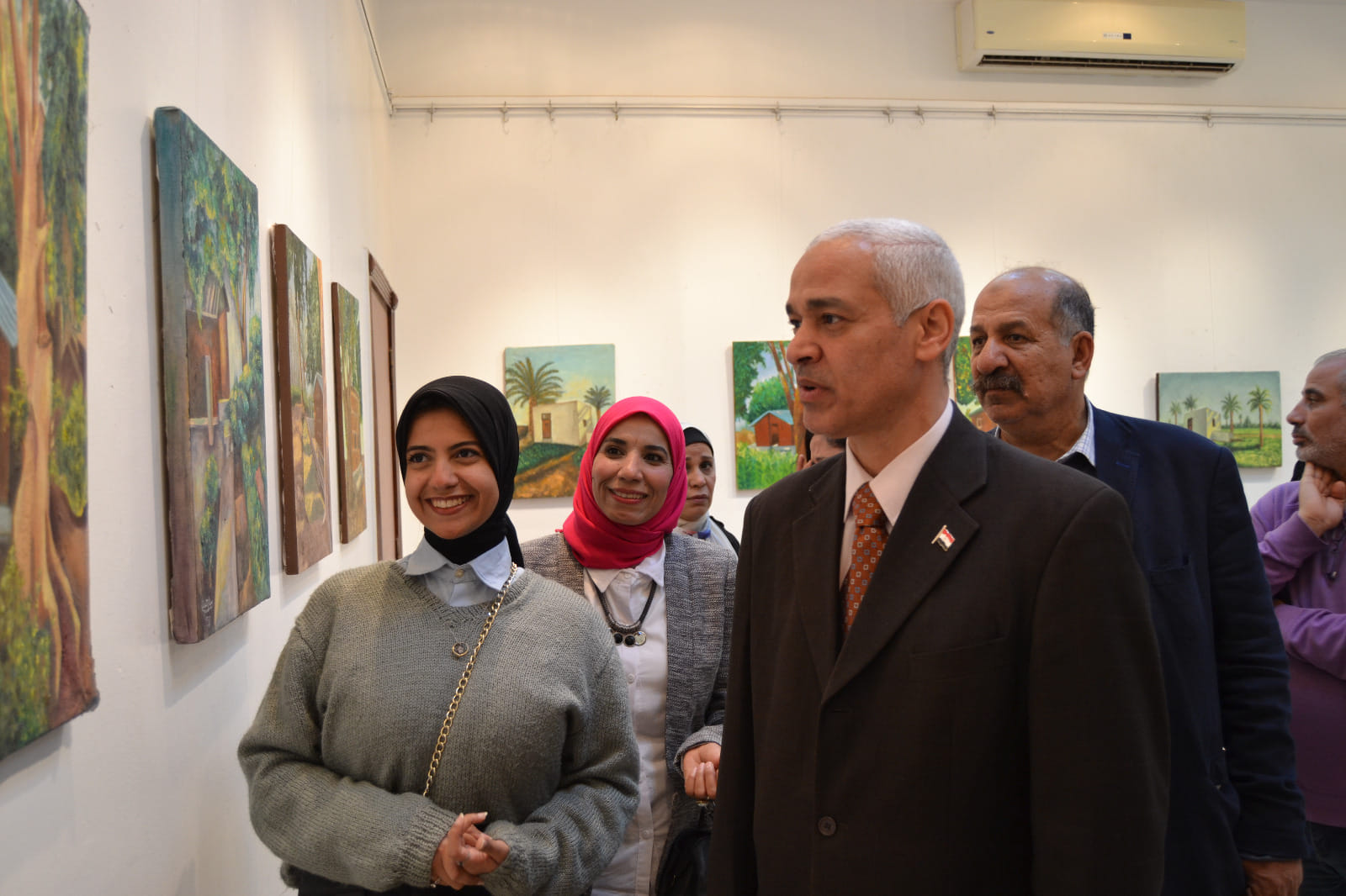 الدكتور / أحمد عبدالمولى نائب رئيس الجامعة لشئون التعليم والطلاب يفتتح المعرض الفنى " مناظر " لطلاب الفرقة الثالثة بقسم التصوير بكلية الفنون الجميلة بالتعاون مع قصر ثقافة أسيوط