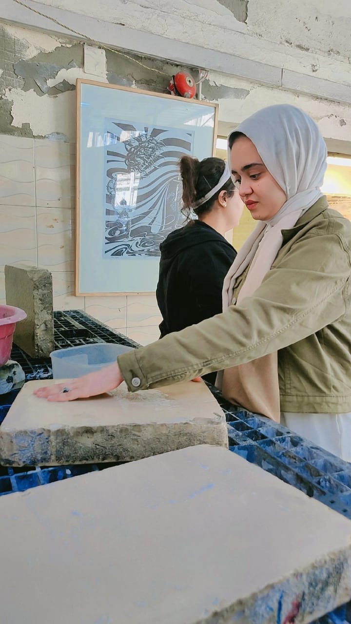 مشاركة الدكتورة نهي المفتي المدرس بقسم الجرافيك والدكتورة هبة فوزي مدرس بقسم الجرفيك وم. بوران يوسف معيد بقسم الجرافيك و م. هبة عرفات معيد بقسم الجرافيك فى الملتقي الثاني لفن الطباعة الليثوجراف بسمبوزيوم الطباعة المسطحة المقام بكلية الفنون الجميلة جامعة ا