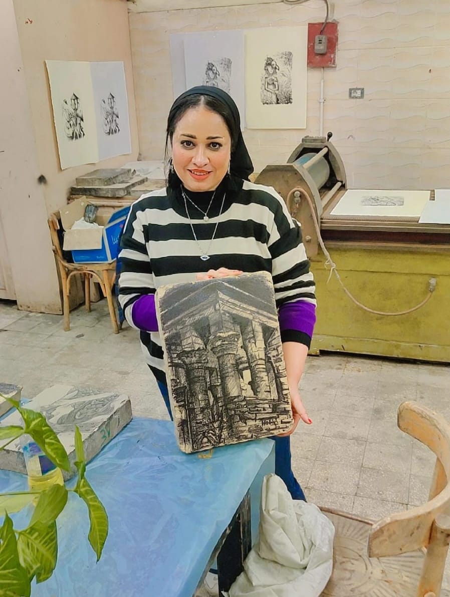 مشاركة الدكتورة نهي المفتي المدرس بقسم الجرافيك والدكتورة هبة فوزي مدرس بقسم الجرفيك وم. بوران يوسف معيد بقسم الجرافيك و م. هبة عرفات معيد بقسم الجرافيك فى الملتقي الثاني لفن الطباعة الليثوجراف بسمبوزيوم الطباعة المسطحة المقام بكلية الفنون الجميلة جامعة ا