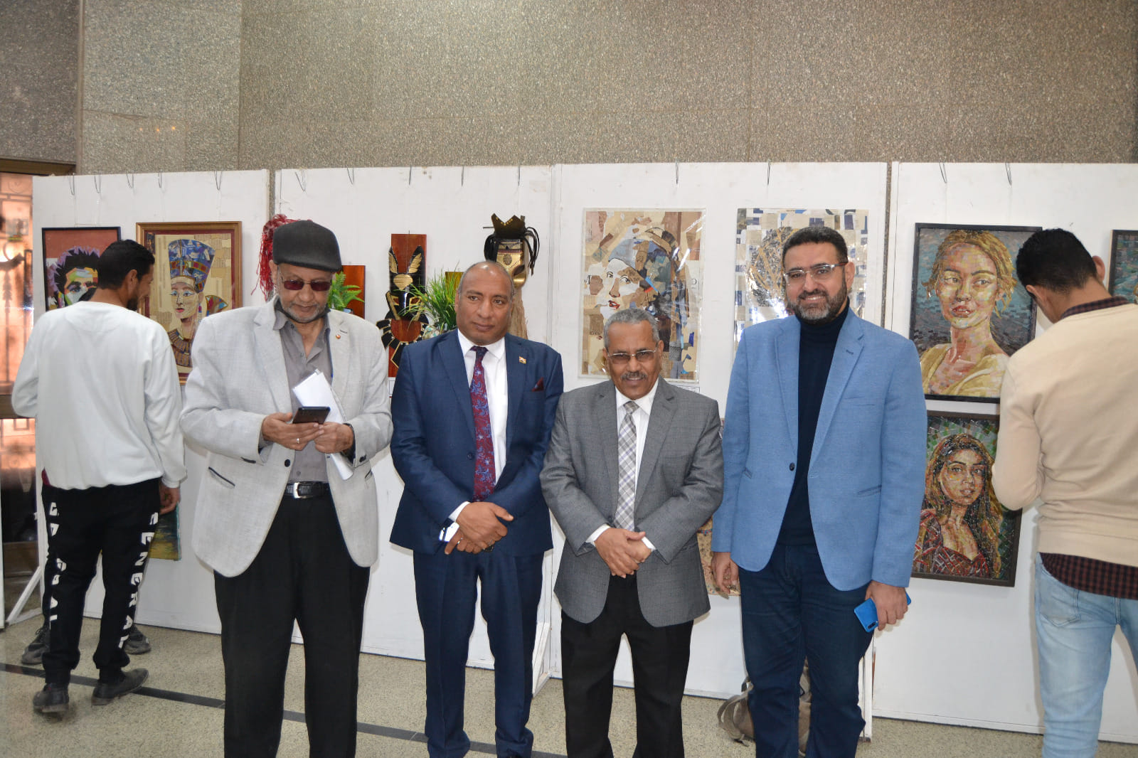 مشاركة كلية الفنون الجميلة بمعرض فنى على هامش المنتدى الأول للجامعات المصرية والمنعقد فى رحاب جامعة أسيوط