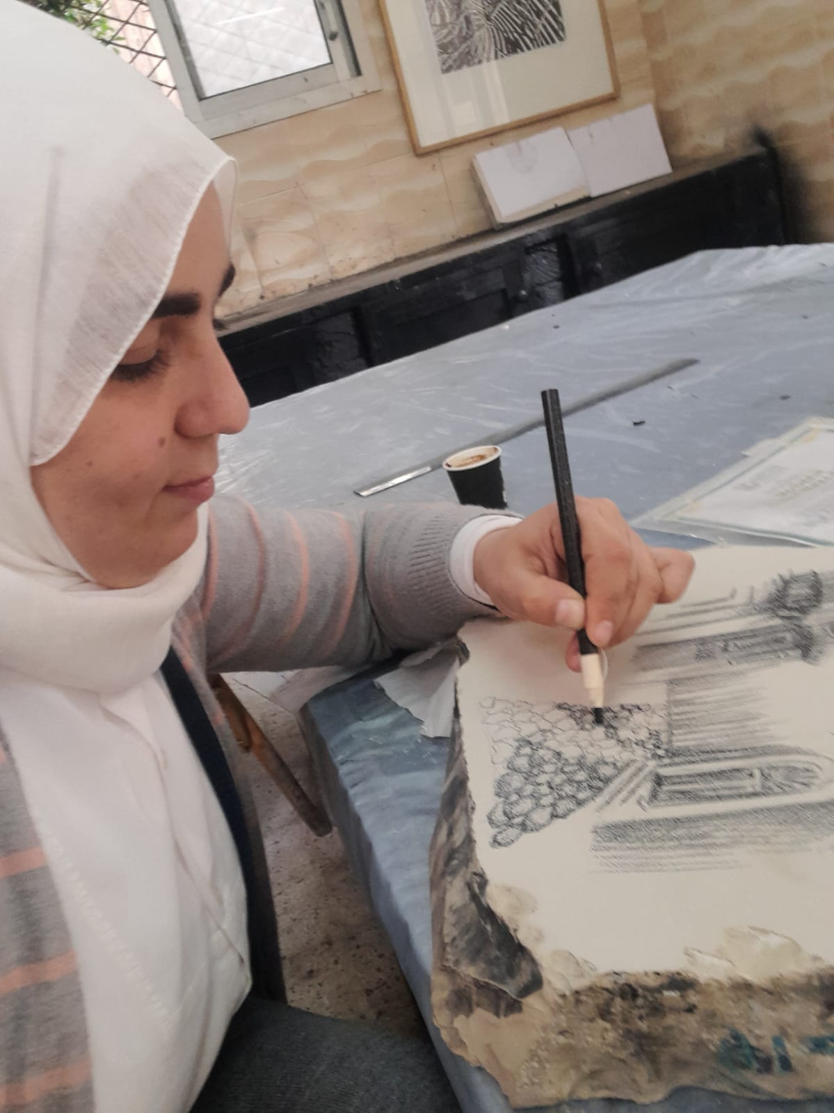 مشاركة الدكتورة نهي المفتي المدرس بقسم الجرافيك والدكتورة هبة فوزي مدرس بقسم الجرفيك وم. بوران يوسف معيد بقسم الجرافيك و م. هبة عرفات معيد بقسم الجرافيك فى الملتقي الثاني لفن الطباعة الليثوجراف بسمبوزيوم الطباعة المسطحة المقام بكلية الفنون الجميلة جامعة ا