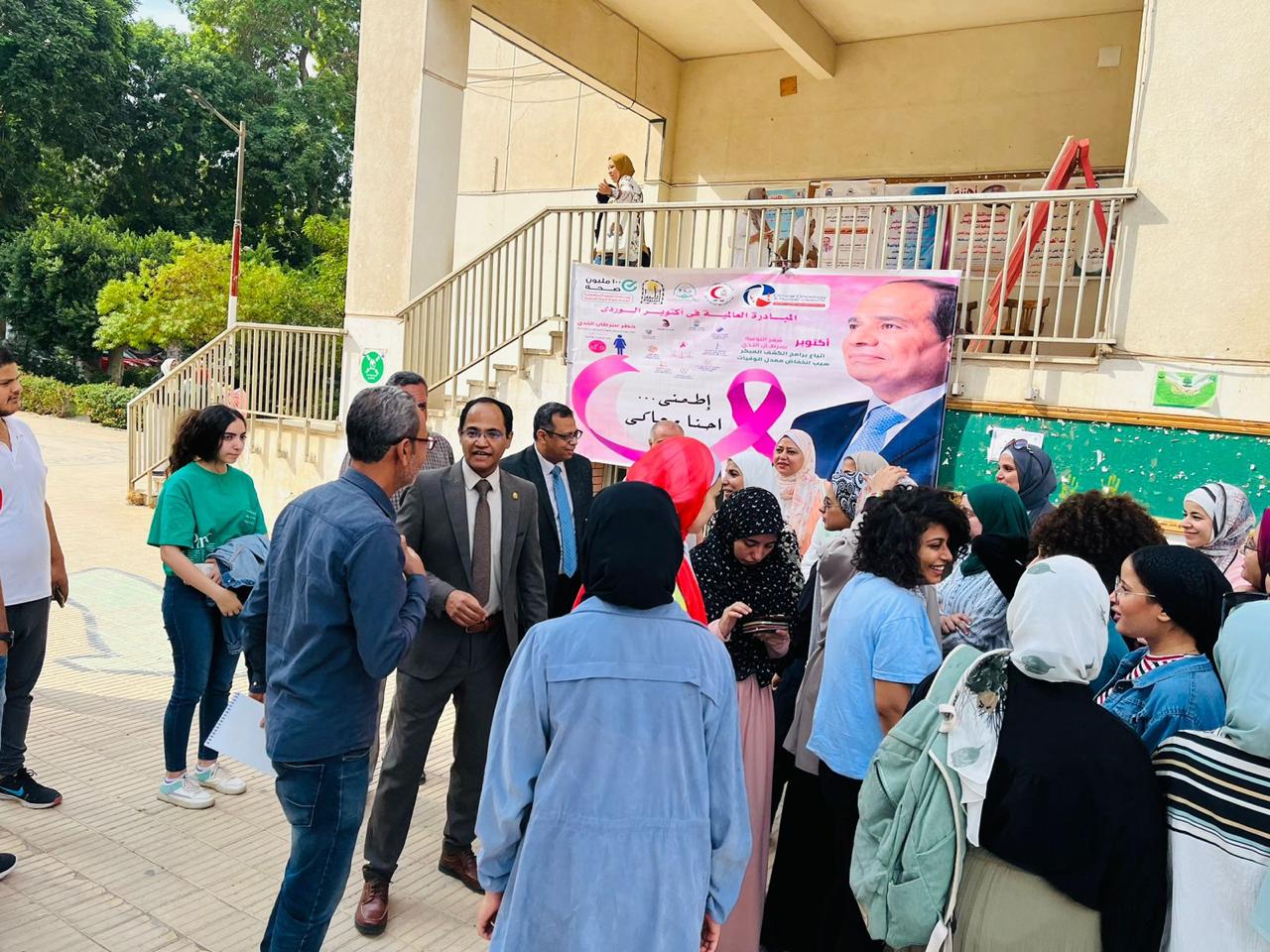 شاركت كلية الفنون الجميلة بجامعة اسيوط فى الحملة التي نظمتها جامعة اسيوط لدعم صحة المرأة والكشف المبكر على سرطان الثدى.