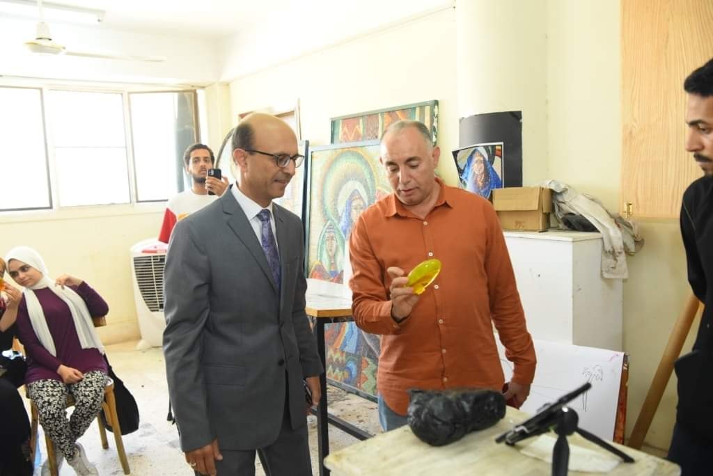 شهد الدكتور أحمد المنشاوي نائب رئيس الجامعة لشئون الدراسات العليا والبحوث والمشرف علي كلية الفنون الجميلة ختام أعمال الورشة الفنية الدولية بقسم التصوير بالكلية والتي امتدت فعالياتها في الفترة من 16 حتي 18 من يوليو الجاري