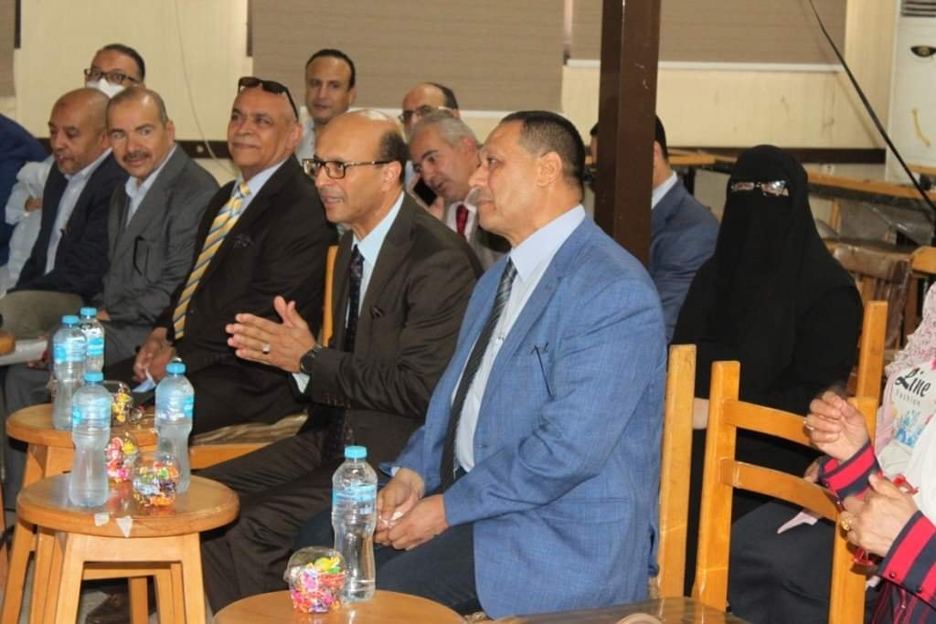شهد الأستاذ الدكتور أحمد المنشاوى نائب رئيس الجامعة لشئون الدراسات العليا والبحوث والمشرف العام علي كلية الفنون الجميلة إنطلاق فاعليات حفل مشاريع تخرج قسم العمارة بكلية الفنون الجميلة الدفعة الثانية