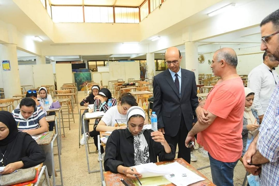 الأستاذ الدكتور أحمد المنشاوى القائم بعمل رئيس جامعة أسيوط والمشرف على كلية الفنون الجميلة يتفقد اعمال اختبارات القدرات بكلية الفنون الجميلة