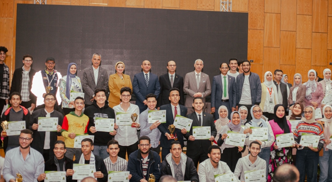 في اطار الاحتفال بشهر نوفمبر الاخضر شهر البيئة، وبرعاية السيد الاستاذ الدكتور/ أحمد المنشاوي رئيس الجامعة والسيد الاستاذ الدكتور/ محمود عبد العليم نائب رئيس الجامعة لشئون خدمة المجتمع وتنمية البيئة والسيد الاستاذ الدكتور/ أحمد عبد المولى نائب رئيس الجامعة لشئون التعليم والطلاب، وبالتعاون بين كلية الفنون الجميلة وكلية الحاسبات والمعلومات تم عرض فيلم الرسوم المتحركة الذي اعده طلاب من كليتي الفنون الجميلة والحاسبات والمعلومات بعنوان ،"الحلم الاخضر"، والذي تم تنفيذا لقرارات اللجنة التنفيذية لقطاع خدمة المجتمع برئاسة السيد الاستاذ الدكتور محمود عبد العليم نائب رئيس الجامعة لشئون خدمة المجتمع وتنمية البيئة. وقد تم انتاج الفيلم بمتابعة كل من الاستاذ الدكتور/ خالد صلاح عميد الكلية، والاستاذ الدكتور/ تيسير حسن عميد كلية الحاسبات والمعلومات، و ا.د/ خالد فتحي وكيل كلية الحاسبات لشئون التعليم والطلاب، و ا.م.د/ محمد عبد الحكيم وكيل كلية الفنون الجميلة لشئون التعليم والطلاب، و ا.د/ تيسير حسن وكيل كلية الحاسبات لشئون خدمة المجتمع وتنمية البيئة، وا.م.د/ سحر بطرس وكيل كلية الفنون لشئون خدمة المجتمع وتنمية البيئة، وتحت اشراف ا.م.د / محمد مصطفى درويش استاذ مساعد بكلية الحاسبات و د/ نجلاء بدوي هارون مدرس التصوير بكلية الفنون الجميلة وعضو الفريق التنفيذي لشئون خدمة المجتمع وتنمية البيئة و م/ احمد ممدوح على يوسف معاون تدريس ومصمم بمعمل الوسائط المتعددة بكلية الحاسبات، و م/ الاء عبد الفتاح سيد معيدة بقسم الوسائط المتعددة بكلية الحاسبات. وقد شارك في إعداد وتنفيذ اسكتشات الفيلم من كلية الفنون الجميلة الطالبات اسراء مصطفى عبد العال بالفرقة الرابعة تصوير شعبة تصوير، ندى ابراهيم محمد بالفرقة الرابعة تصوير شعبة التصوير . كما شاركت بصوت الشخصية الكرتونية الطالبات: زينب محمد مصطفى بالفرقة الرابعة تصوير شعبة جداري، دميانة نبيل رشدي بالفرقة الرابعة تصوير شعبة جداري. هذا بجانب الطلاب والطالبات المشاركين من كلية الحاسبات والمعلومات في رسم الاسكتشات محمود علاء الدين محمد بالفرقة الرابعة قسم الوسائط المتعددة، شروق احمد عبد الباسط بالفرقة الرابعة قسم الوسائط المتعددة. ياسمين محمود على بالفرقة الرابعة قسم الوسائط المتعددة ، رانيا مصطفى عبد الجواد بالفرقة الرابعة قسم الوسائط المتعددة، اروى عز الدين فتحي بالفرقة الرابعة قسم الوسائط المتعددة.