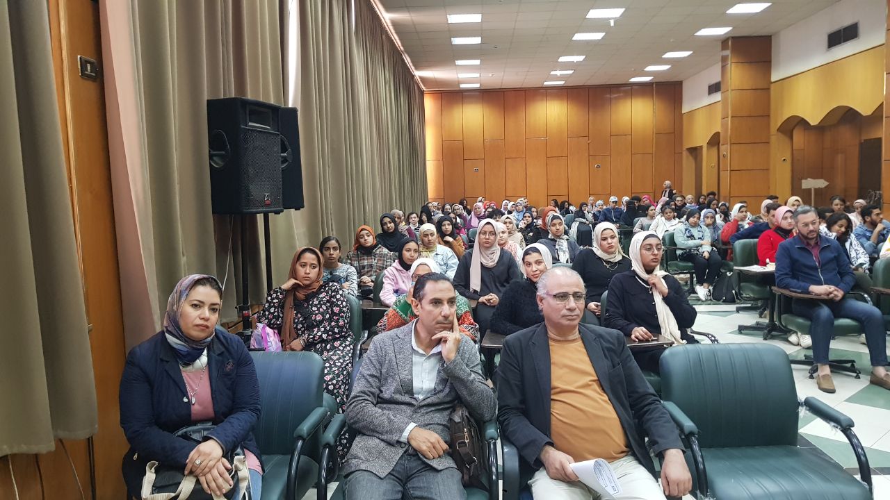 استضافت كلية الفنون الجميلة الندوة التوعوية لطلاب كلية الفنون الجميلة "من أجل وطنك؛ كن إيجابياً وشارك في انتخابات رئاسة الجمهورية 2024"