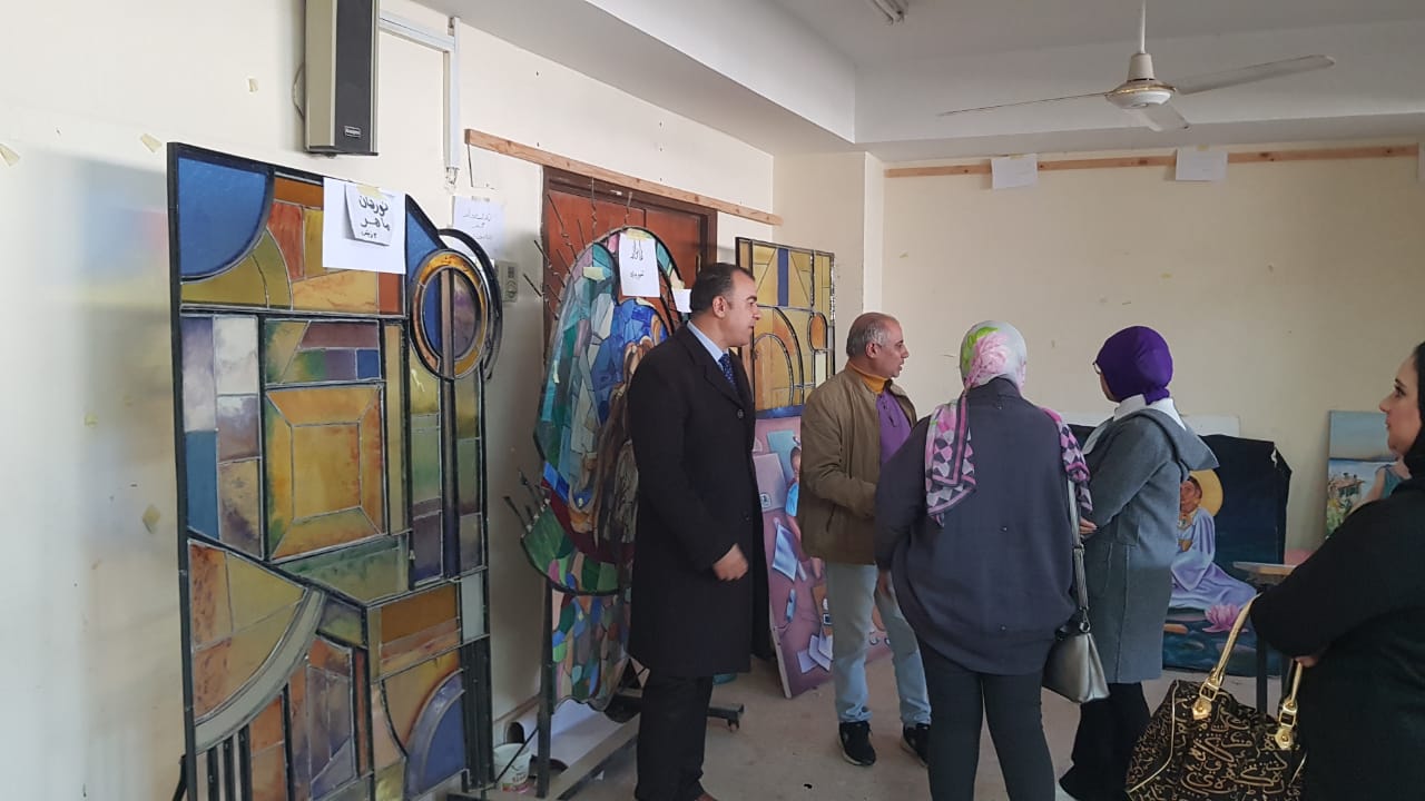 استقبال كلية الفنون الجميلة للجنة وضع آلية للاستفادة من الاعمال الطلابية بالجامعة