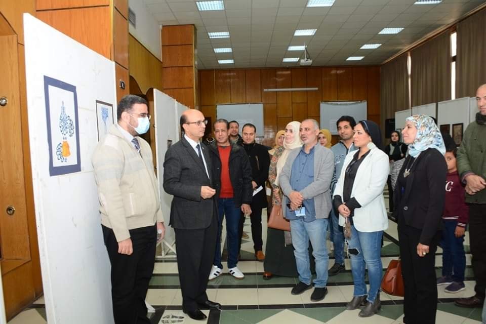 نائب رئيس الجامعة لشئون الدراسات العليا والبحوث والمشرف على كلية الفنون الجميلة يتفقد معرض الخط العربي لأعضاء هيئة تدريس و طلاب كلية الفنون الجميلة