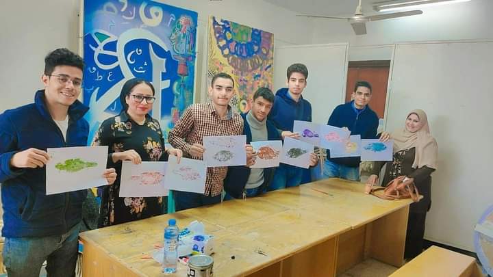 تحت رعاية الأستاذ الدكتور طارق الجمال رئيس جامعة أسيوط والأستاذ الدكتور شحاتة غريب نائب رئيس الجامعة لشئون التعليم والطلاب والأستاذ الدكتور أحمد المنشاوي نائب رئيس الجامعة لشئون الدراسات العليا والبحوث والمشرف على كلية الفنون الجميلة ، والأستاذ الدكتور مها غانم نائب رئيس الجامعة لشئون خدمة المجتمع وتنمية البيئة وتحت اشراف الأستاذ الدكتور سحر بطرس نجيب وكيل الكلية لشئون خدمة المجتمع وتنمية البيئة الاستاذ الدكتور محمد عبدالحكيم وكيل الكلية لشئون التعليم والطلاب وإدارة رعاية الشباب وإدارة العلاقات العامة والإعلام بالكلية وفى اطار اهتمام قطاعي شئون التعليم و الطلاب وشئون خدمة المجتمع وتنمية البيئة نحو تنمية المواهب الفنية لطلاب ذوي الهمم فى مراحل تعليمهم المختلفة قامت كلية الفنون الجميلة بتنظيم ورشة فنية لذوى الهمم بالتعاون مع قطاع شئون خدمة المجتمع وتنمية البيئة وقطاع شئون التعليم والطلاب بالجامعة للجهات التالية (مركز رعاية ذوى الهمم بالجامعة ، كلية التربية النوعية -قسم التربية الفنية ، مدرسة المكفوفين ، الجمعية المصرية لذوى الإعاقة السمعية ، الجمعية النسائية ) فى الفترة من ١٢ الى ١٧ مارس ٢٠٢٢ م يعقبه إقامة معرض لمنتجات الورشة وذلك يوم الاثنين الموافق ٢٢ مارس ٢٠٢٢م شارك فى الورشة قسم النحت والتصوير والجرافيك بالكلية وقد اوضحت الدكتورة سحر بطرس والدكتور محمد عبدالحكيم ان اليوم الاول للورشة قد تم بنجاح وحقق هدف الورشة بالدمج بين طلاب الكلية والطلاب ذوى الهمم وقد زار طلاب الورشة اقسام النحت والجرافيك والتصوير حسب الجدول المحدد وتفاعلوا مع طلاب الكلية فى الاقسام وقاموا بتنفيذ اعمال فنية متنوعة ومميزة والتى سوف يشاركون بها فى المعرض الخاص بهم فى نهاية الورشة وقد عبروا عن سعادتهم وشغفهم لاستكمال باقى ايام الورشة كما اوضحت الدكتورة / نهى المفتى المدرس بقسم الجرافيك ان طباعة العناصر الحية الطبيعية كانت بمثابة تشويق واثارة لطلاب الورشة حيث استمتعوا باساليب الطباعة المختلفة والملامس المتنوعة التى أثمرت عن إنتاج متميز وتوضيح مفهوم التصميم الجرافيكى بنظرياته المختلفة لدى طلاب الورشة