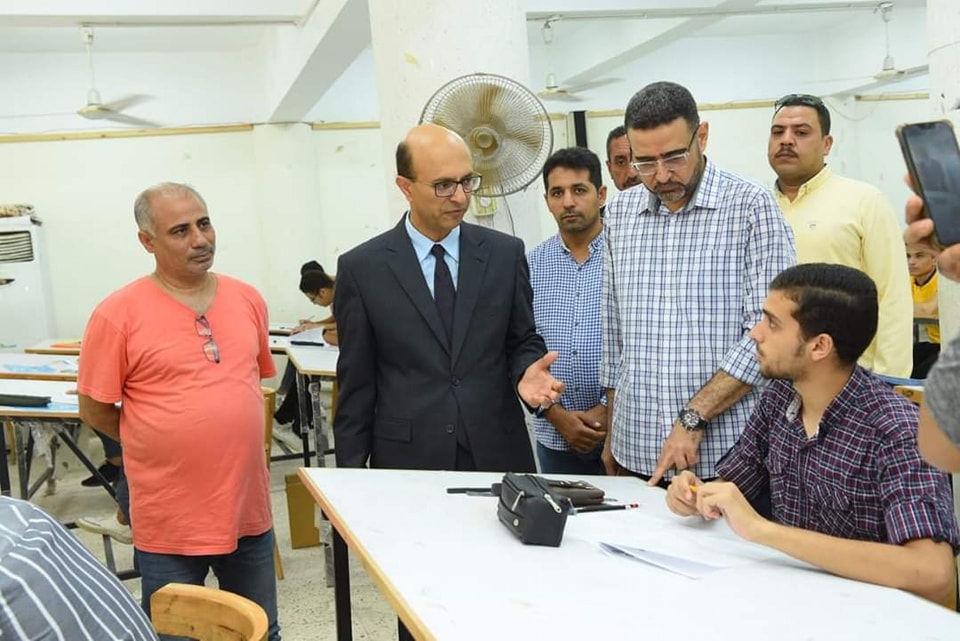 الأستاذ الدكتور أحمد المنشاوى القائم بعمل رئيس جامعة أسيوط والمشرف على كلية الفنون الجميلة يتفقد اعمال اختبارات القدرات بكلية الفنون الجميلة