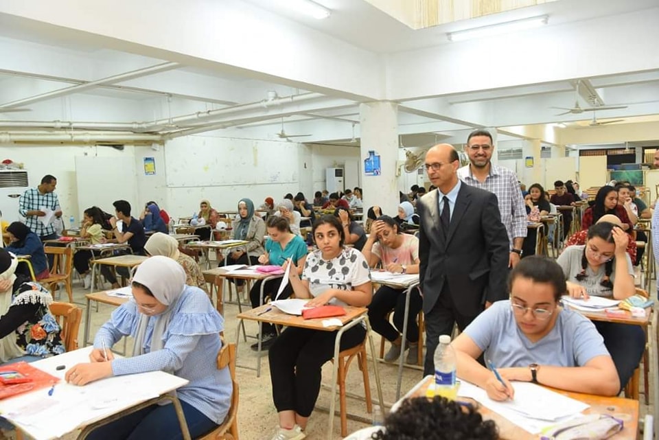 الأستاذ الدكتور أحمد المنشاوى القائم بعمل رئيس جامعة أسيوط والمشرف على كلية الفنون الجميلة يتفقد اعمال اختبارات القدرات بكلية الفنون الجميلة