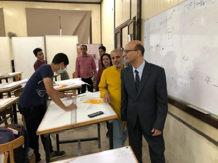 الاستاذ الدكتور أحمد المنشاوي نائب رئيس الجامعة لشئون الدراسات العليا و البحوث و المشرف على كلية الفنون الجميلة يتفقد انتظام أعمال امتحانات الفصل الدراسي الثاني لطلاب الفرقة الرابعة بكلية الفنون الجميلة