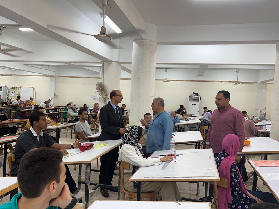 اوضح الاستاذ الدكتور أحمد المنشاوي ان هناك تزايد فى أعداد الطلاب المتقدمين لأداء اختبارات القدرات بالكلية للعام الدراسي ٢٠٢٢ /٢٠٢٣ حيث تقدم لاداء اختبارات القدرات بالكلية منذ بدء الاختبارات وحتى الأن ١٠٢٢ طالب لاختبار الفنون و ٥٢٦ طالب لاختبار العمارة كما شدد سيادته على الالتزام بتطبيق الإجراءات الاحترازية والالتزام بكافة اللوائح والإجراءات والضوابط المتخذة لتوفير درجات الانضباط اثناء فترة الاختبارات