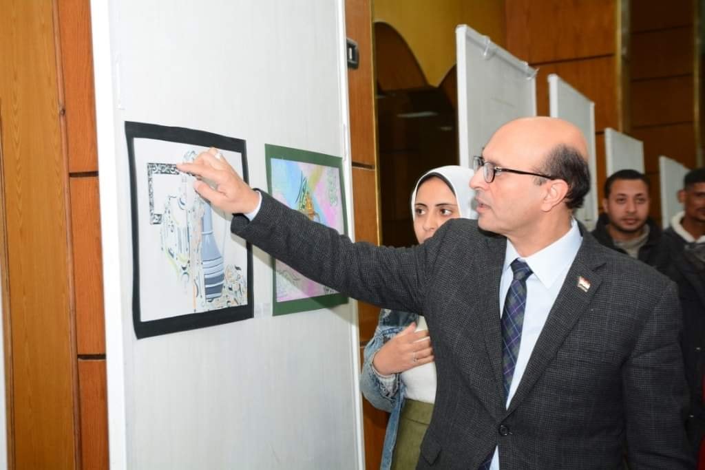 نائب رئيس الجامعة لشئون الدراسات العليا والبحوث والمشرف على كلية الفنون الجميلة يتفقد معرض الخط العربي لأعضاء هيئة تدريس و طلاب كلية الفنون الجميلة