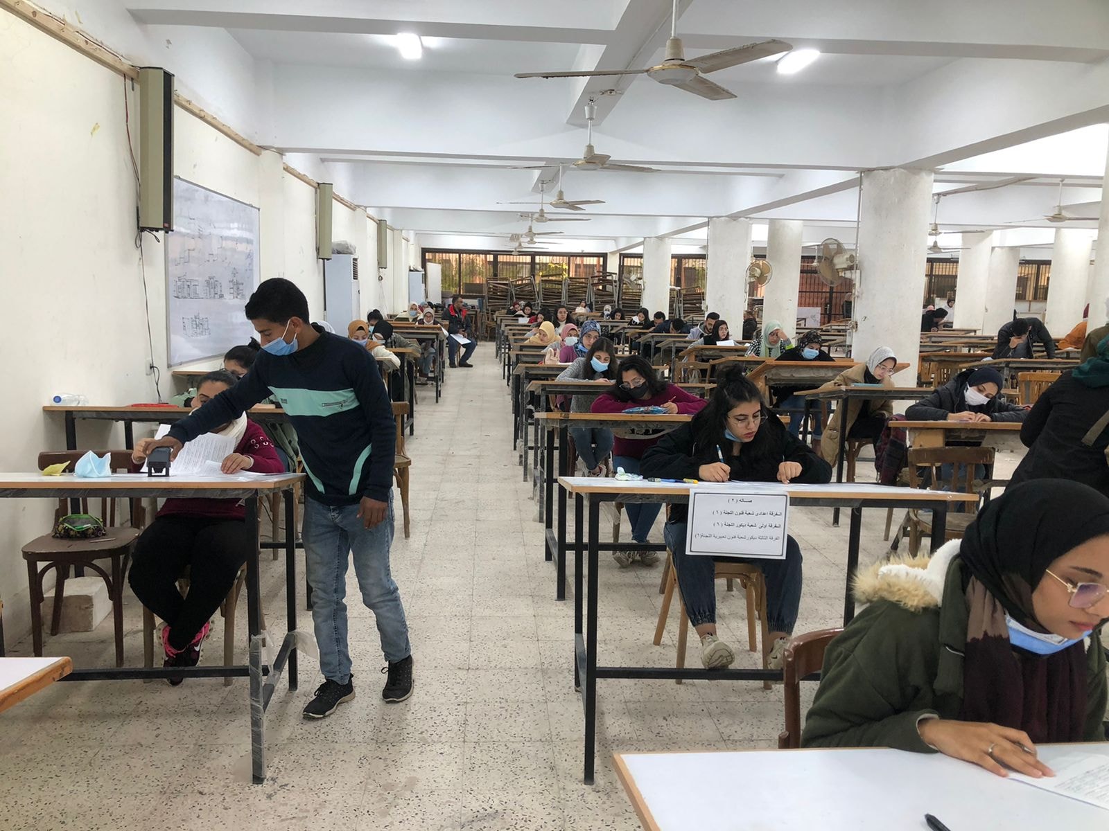 متابعة امتحانات الفصل الدراسي الأول للعام الجامعى ٢٠٢٢/٢٠٢١ م اليوم الخامس للفرقة الأعدادي ديكور ، والفرقة الاولي تصوير وجرافيك ونحت