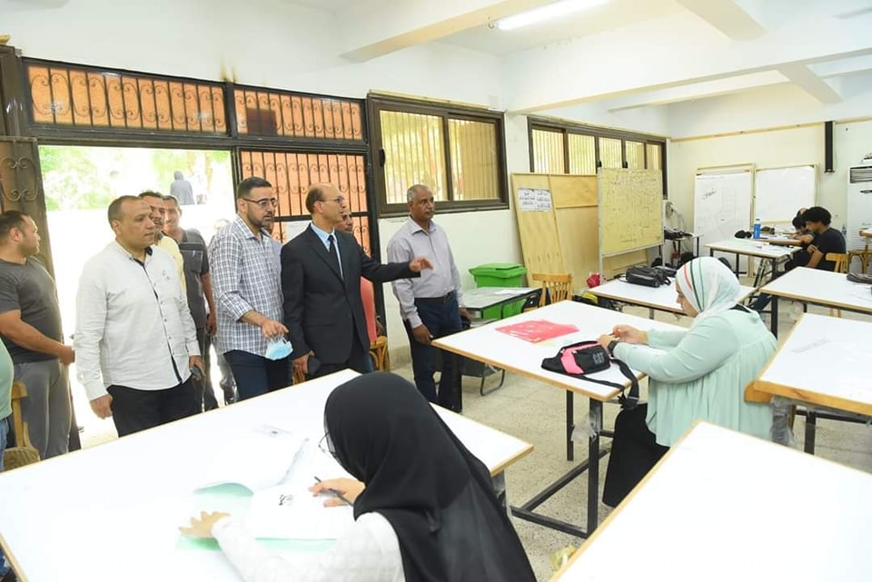الأستاذ الدكتور أحمد المنشاوى القائم بعمل رئيس جامعة أسيوط والمشرف على كلية الفنون الجميلة يتفقد اعمال اختبارات القدرات بكلية الفنون الجميلة